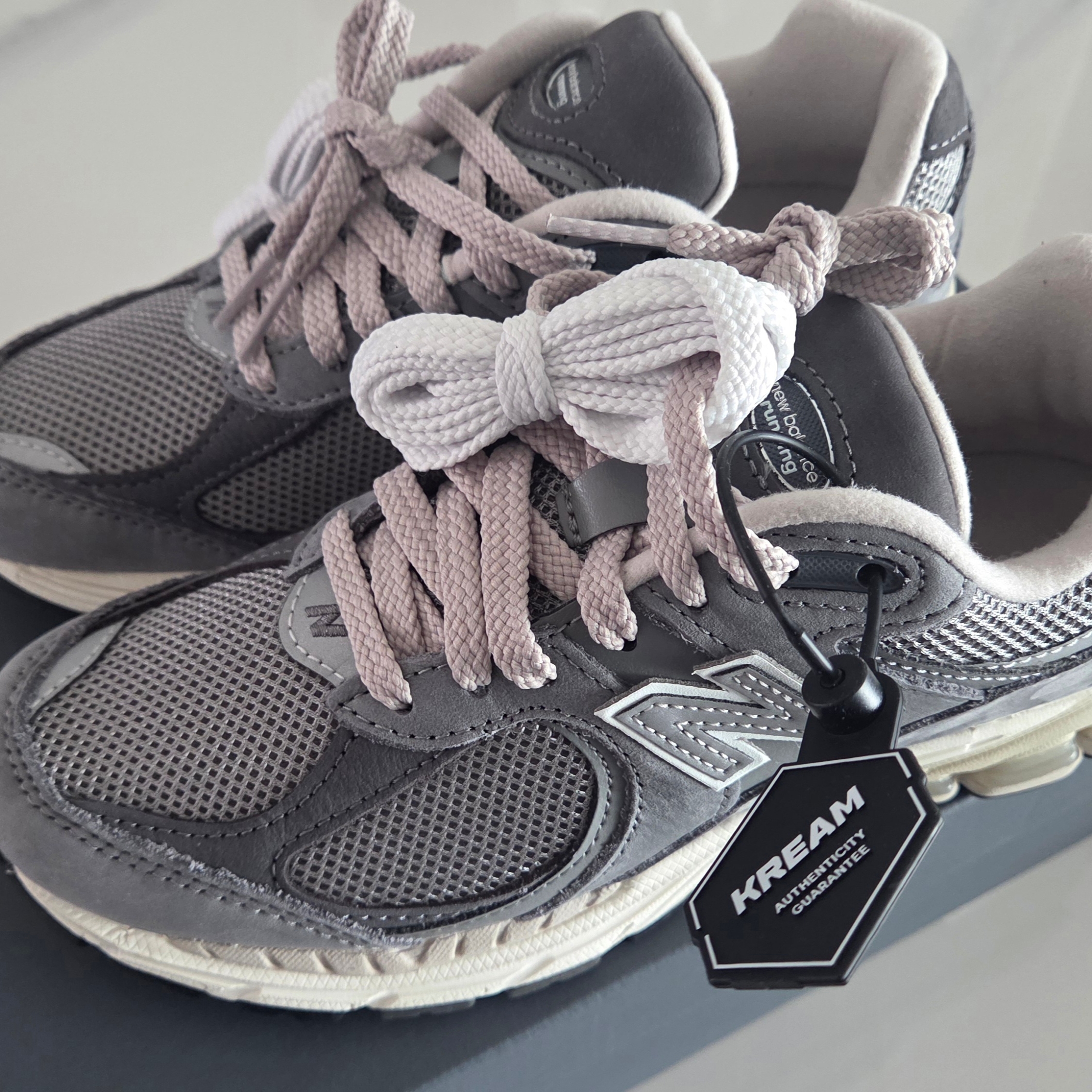 New Balance 2002R Premium Vintage Grey 착용 스타일