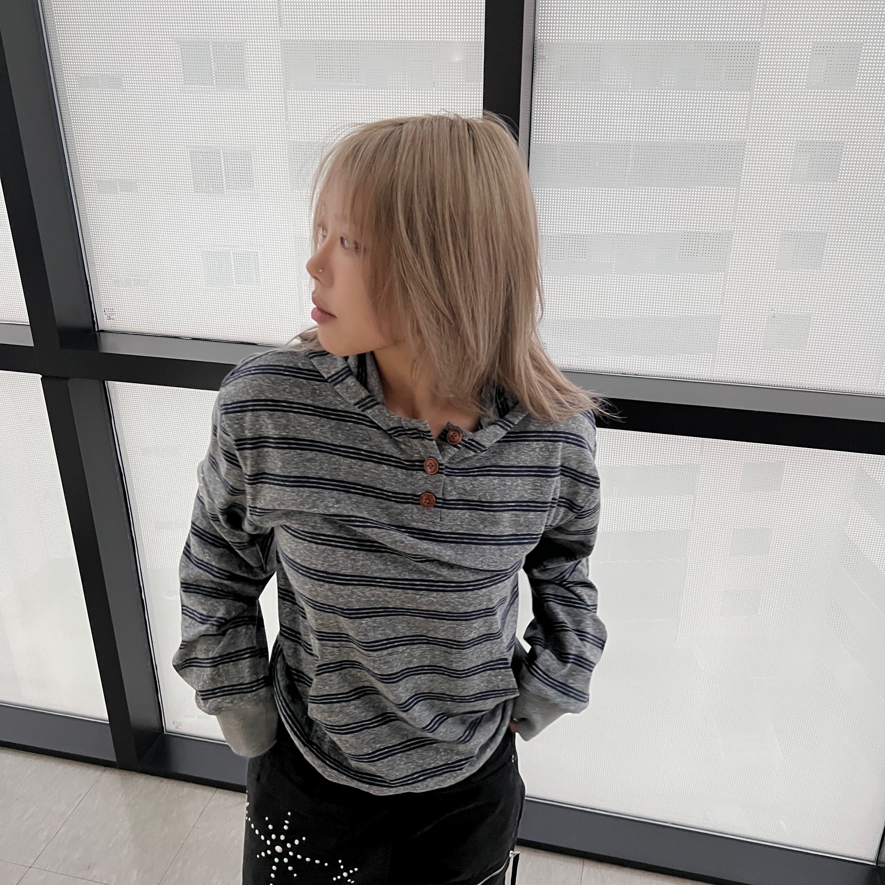 MAINBOOTH Cookie Stripe Hood T-shirt GRAY 착용 스타일 - 1