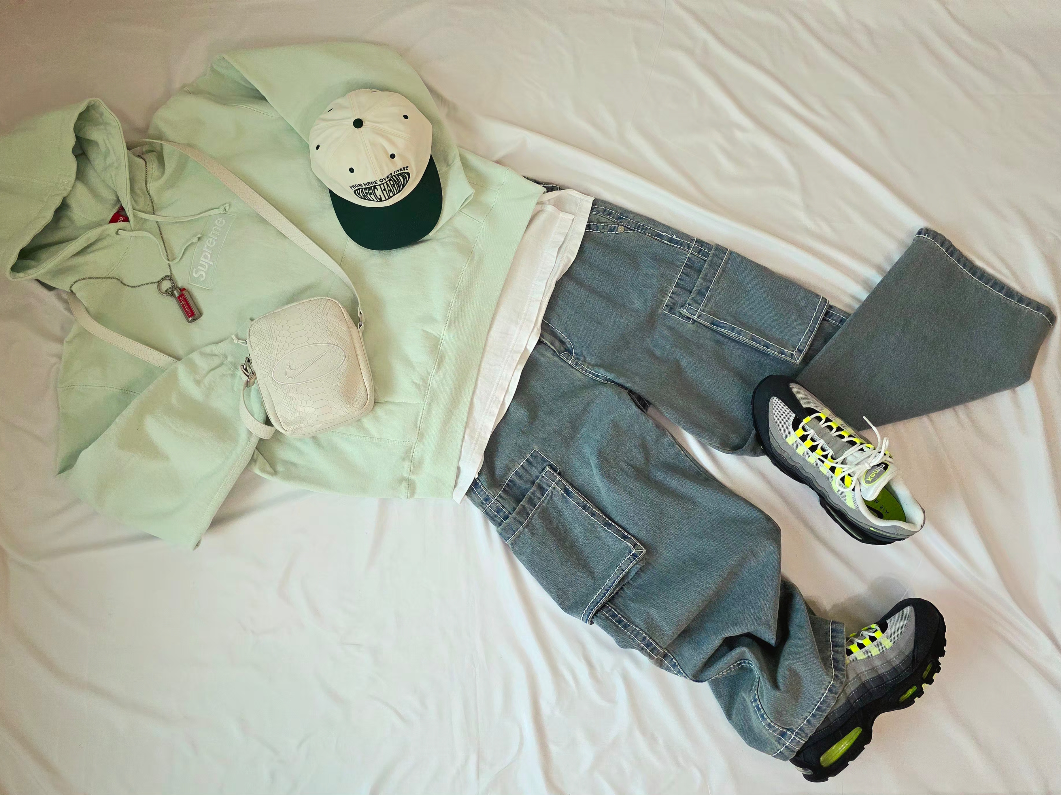 Nike Air Max 95 OG Neon, True Religion Classic Cargo Pants Light Indigo 착용 스타일 - 2