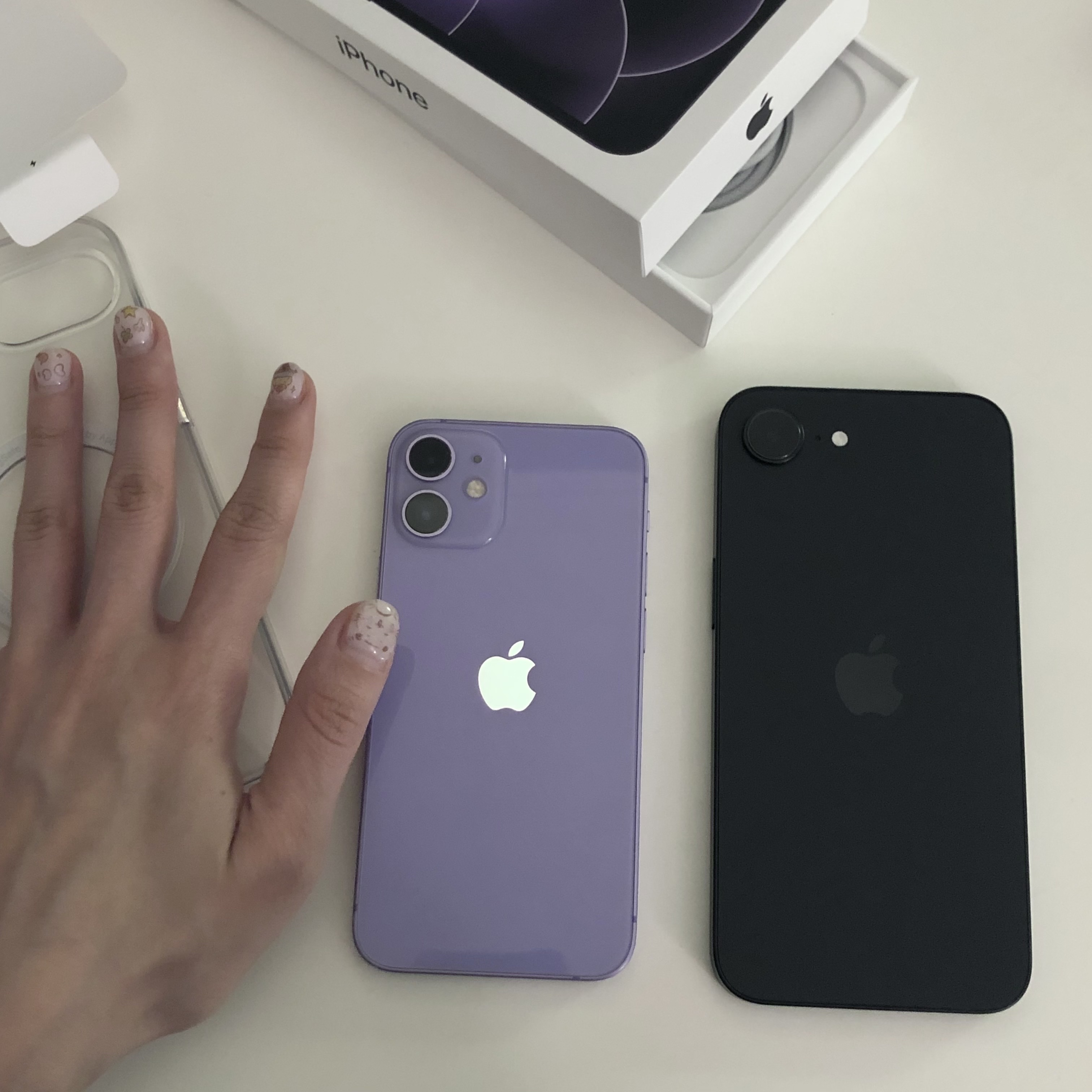 Apple iPhone 17e 256GB Black (Korean Ver.) 착용 스타일 - 2