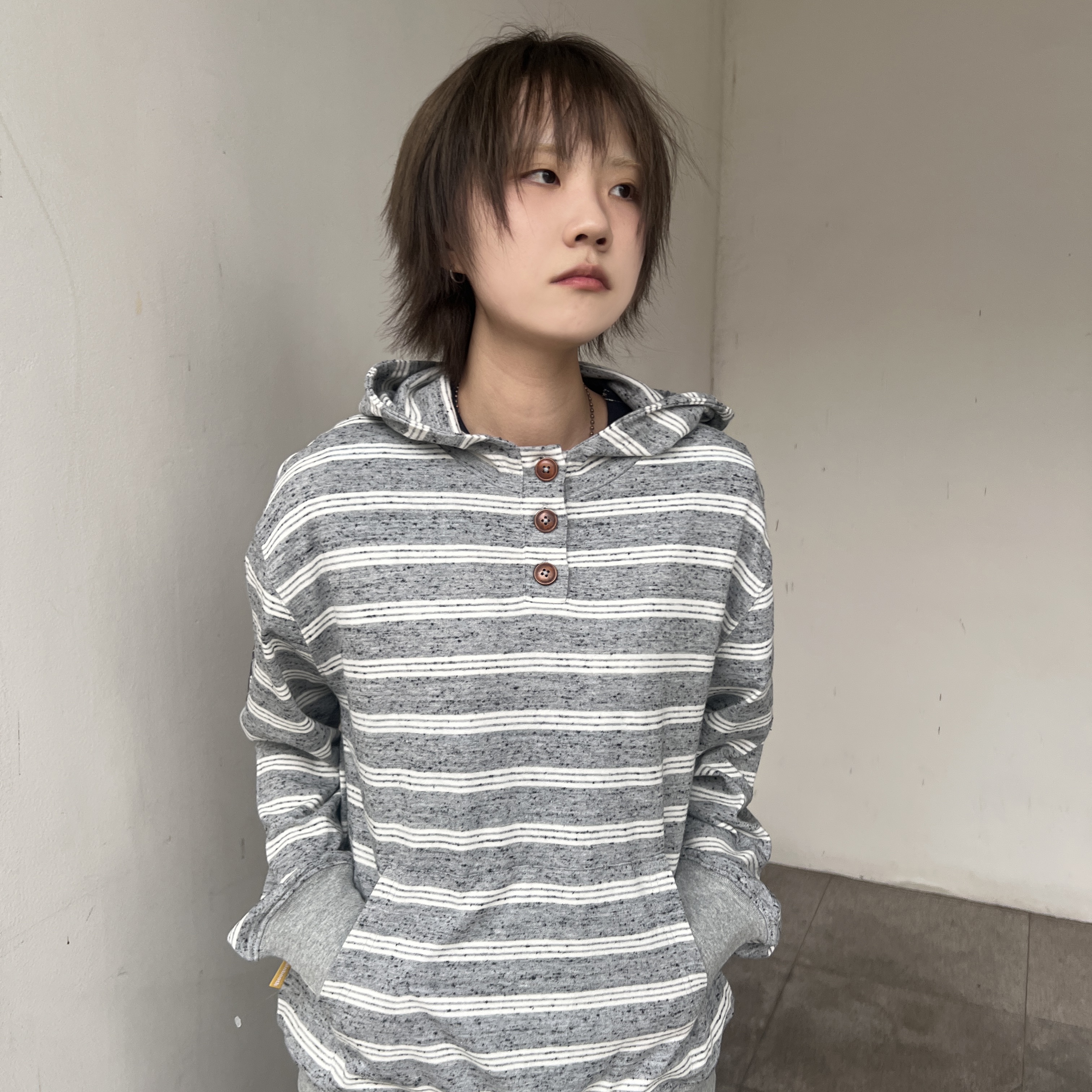 MAINBOOTH Cookie Stripe Hood T-shirt GRAY 착용 스타일 - 1