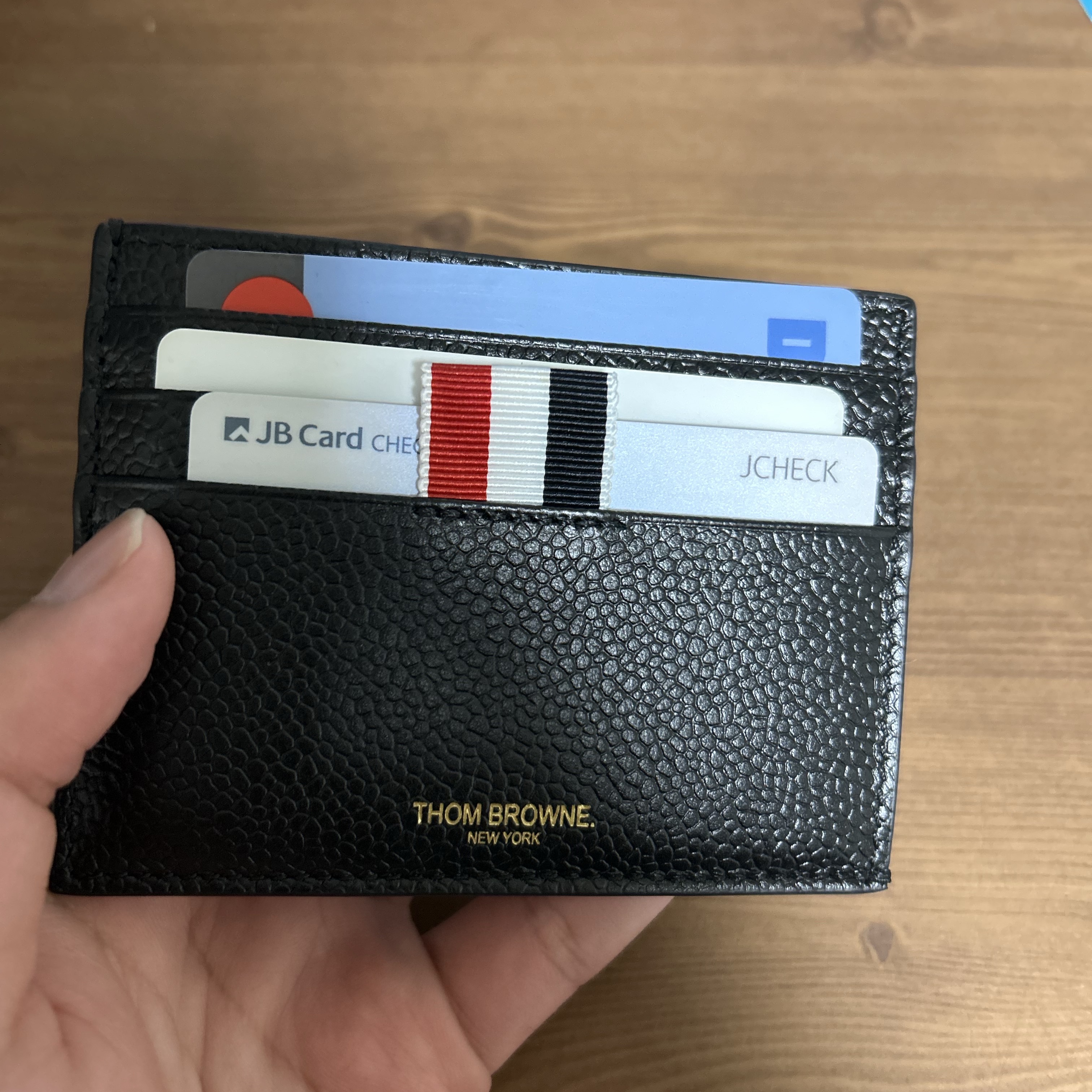Thom Browne Pebble Grain Leather Stripe Note Compartment Card Holder Black 착용 스타일