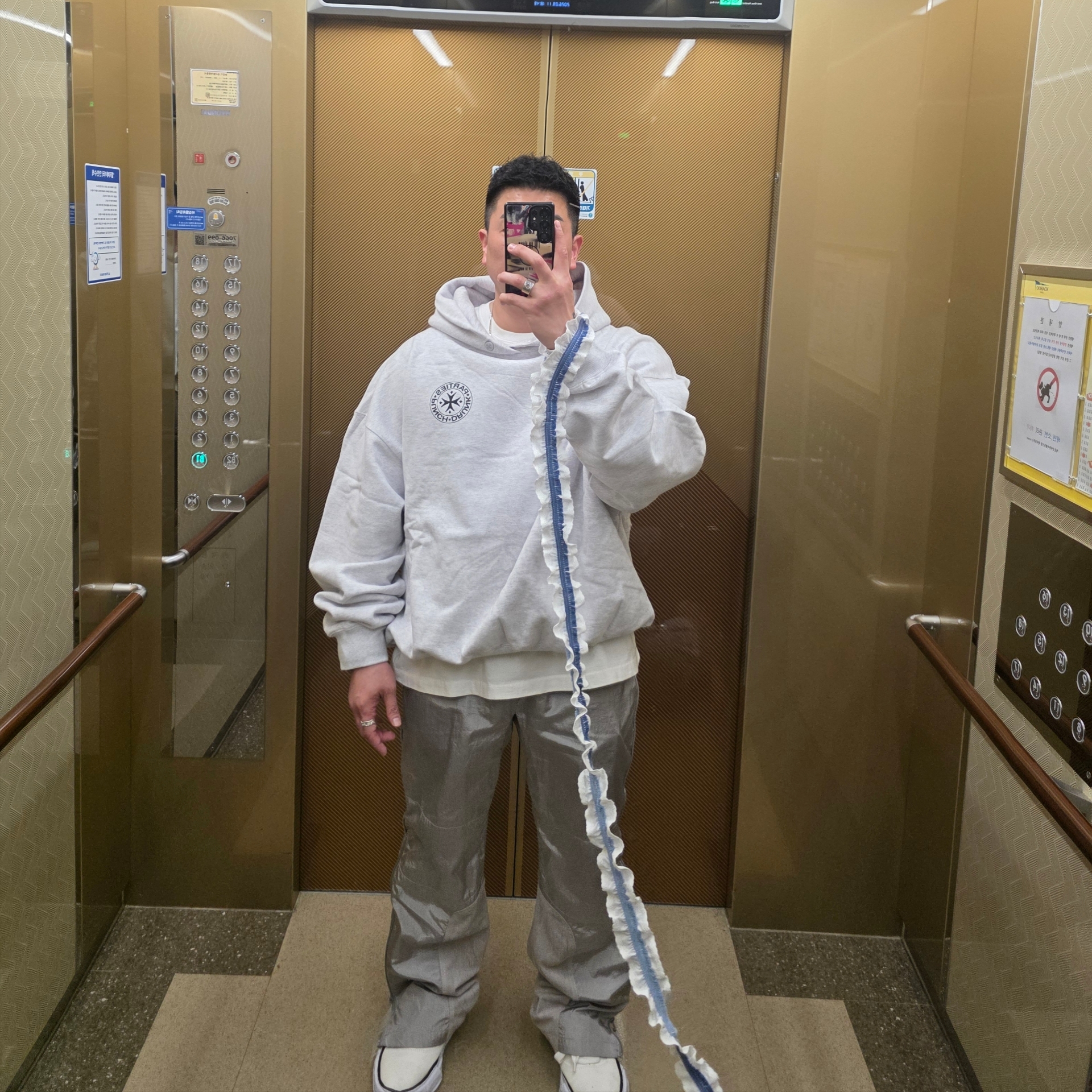 Maison Mihara Yasuhiro Baker OG Sole Canvas Low Cut Sneakers White, Punch Drunk Parties Circle Logo Oversized Hoodie Gray 착용 스타일