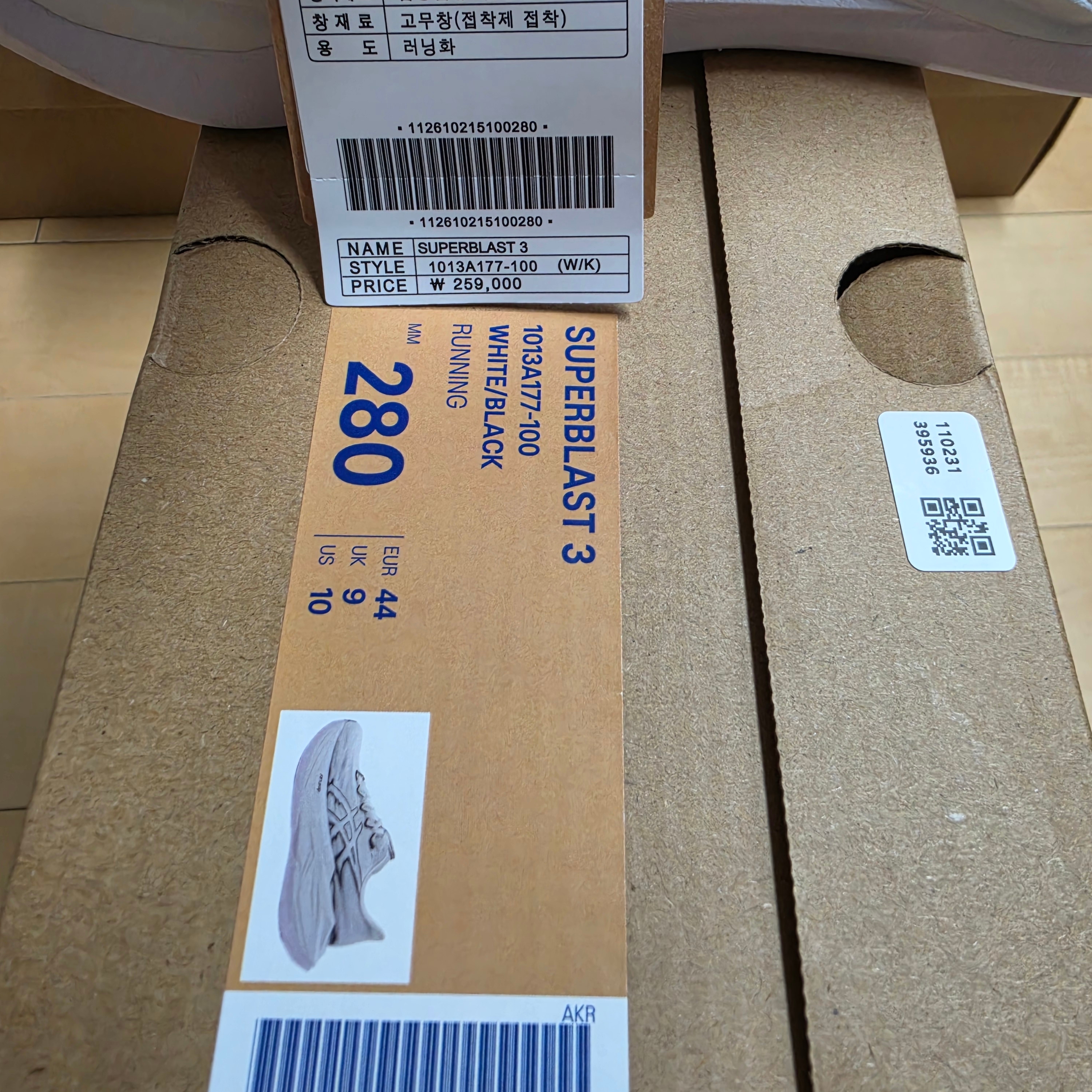 Asics Superblast 3 White Black 착용 스타일 - 2