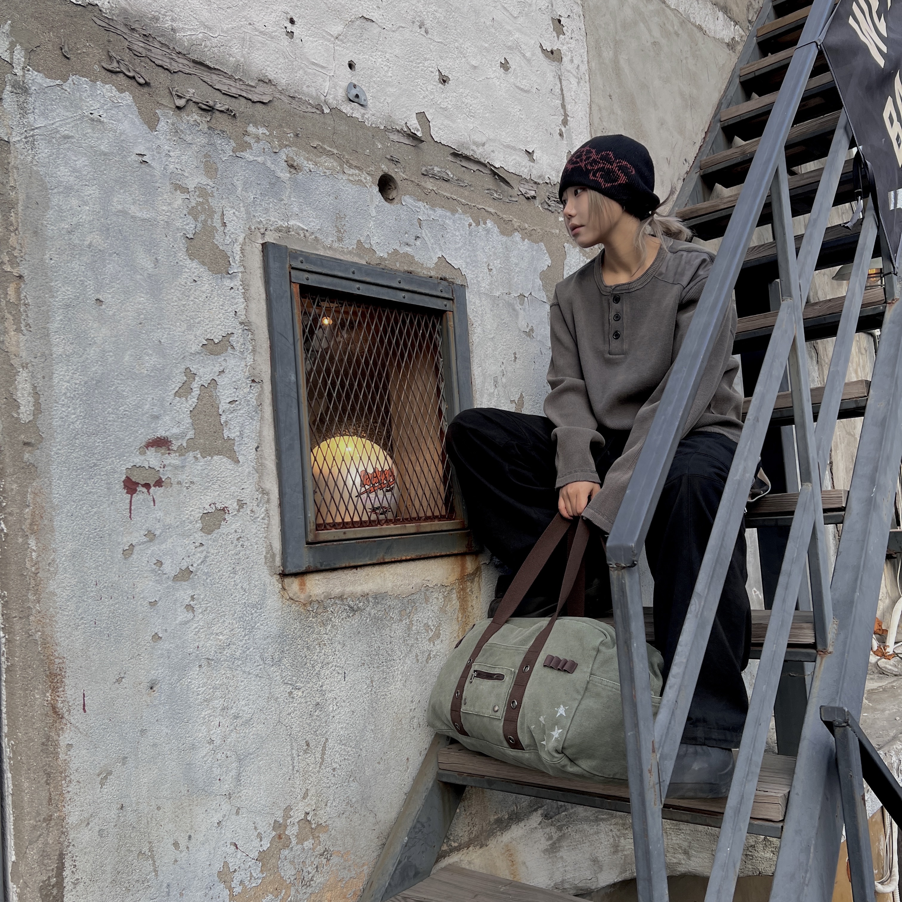 MAINBOOTH Washed Henley T-shirt CHARCOAL 착용 스타일 - 2