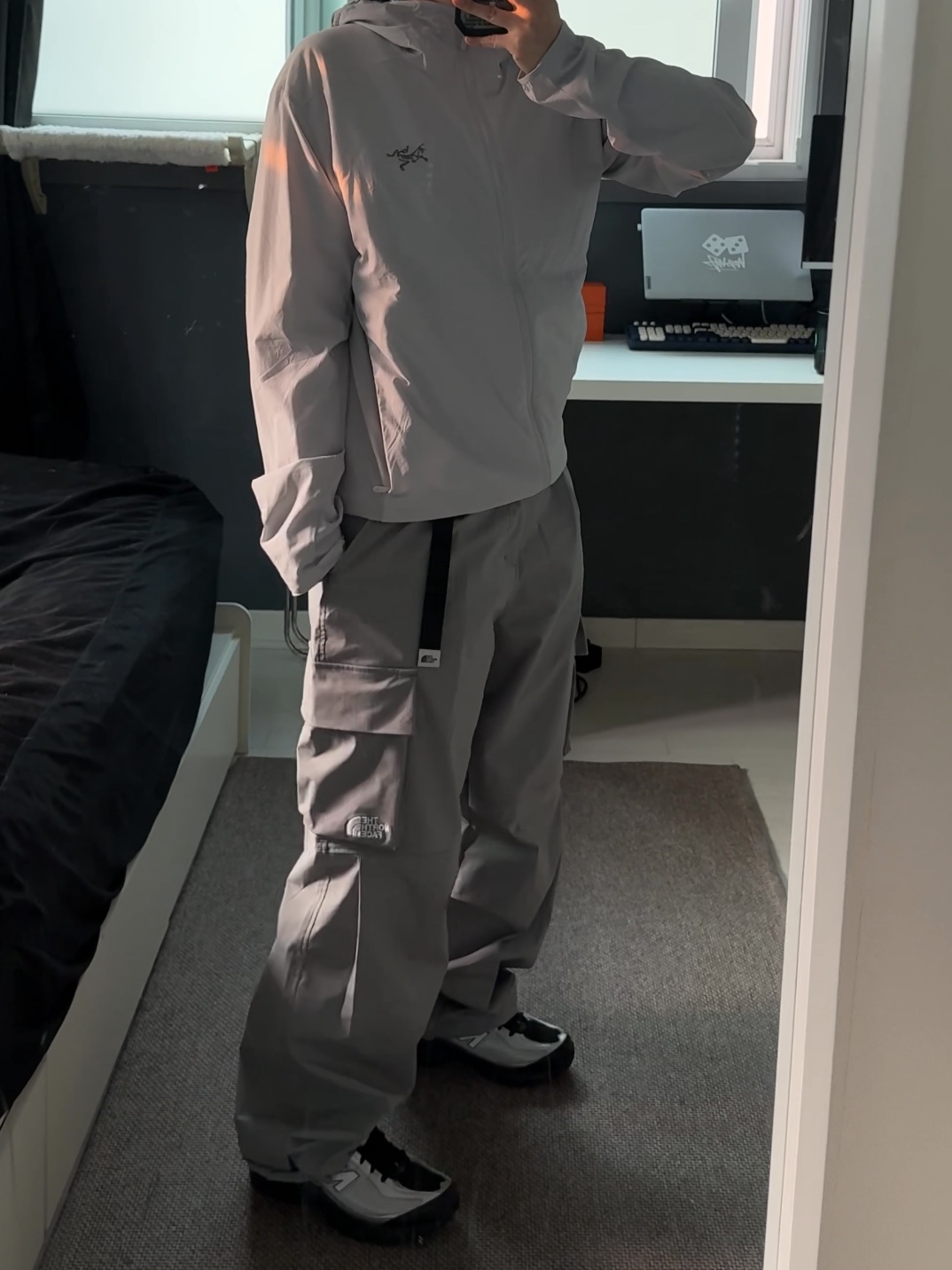 The North Face White Label Neilton Pants Warm Gray, New Balance 509 Black Gray 착용 스타일