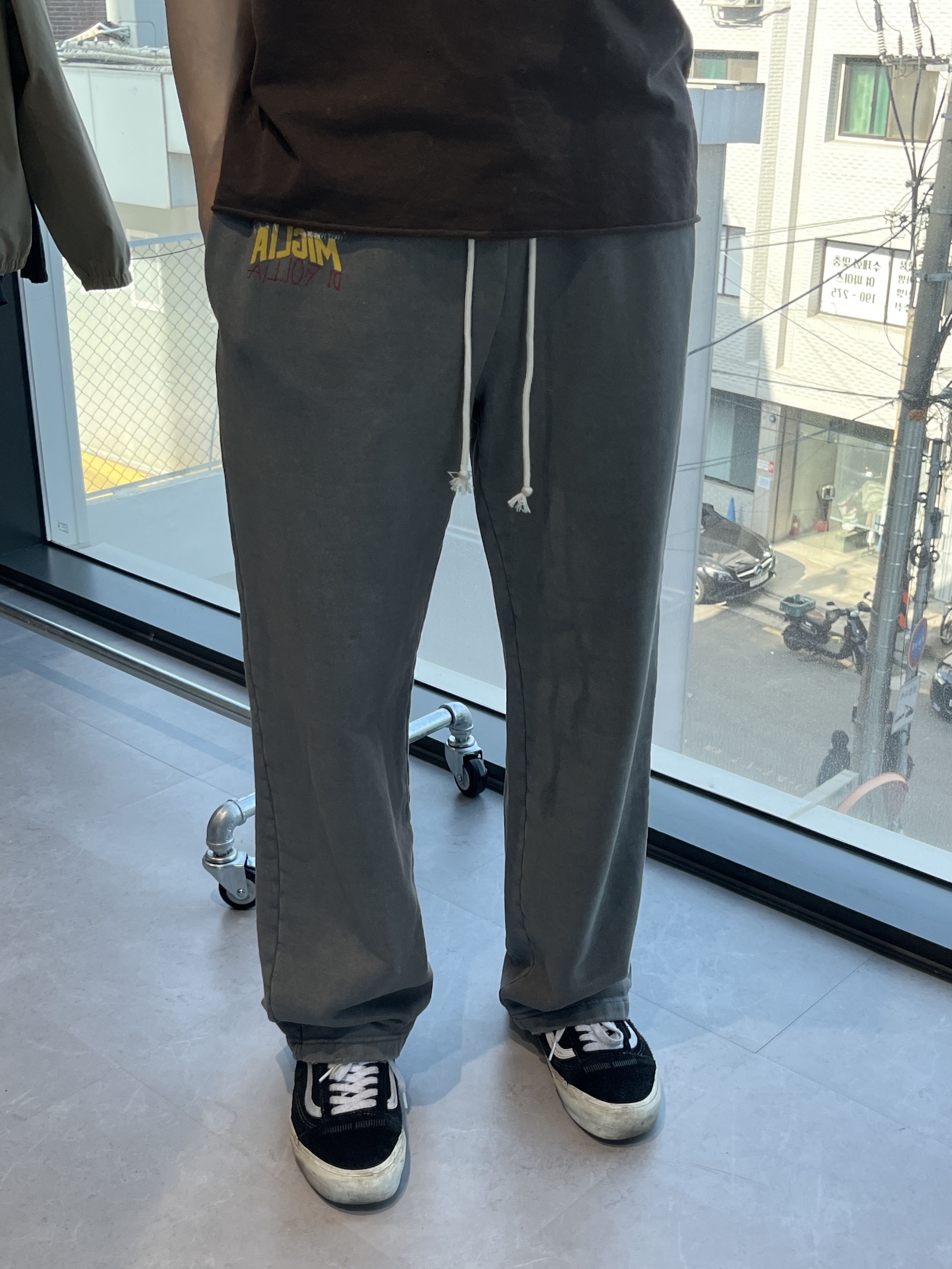 SUPERVELOCE Miglia Straight Sweatpants Steel Gray 착용 스타일 - 3