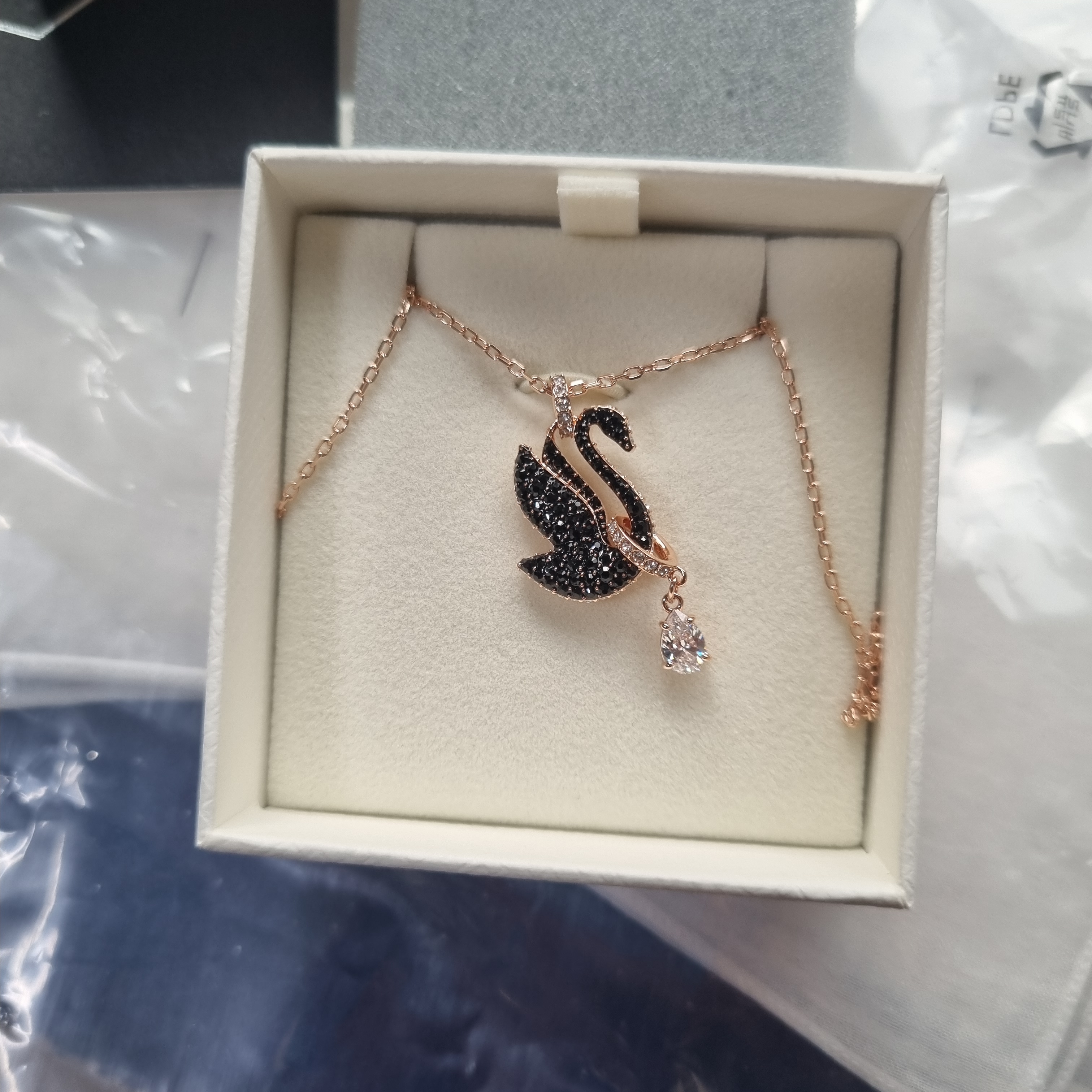 (W) Swarovski Swan Pendant Black Rose Gold Plated 착용 스타일