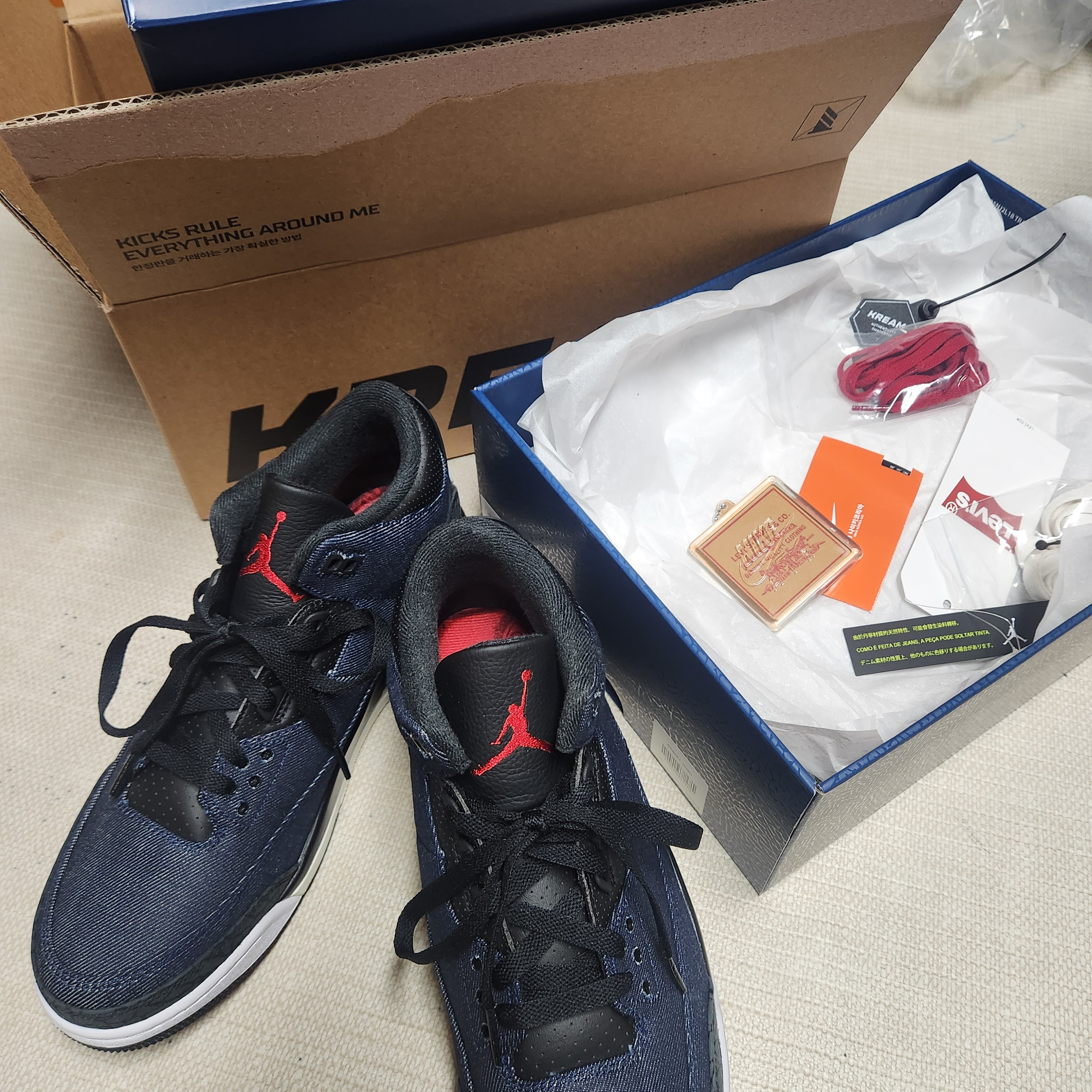 Jordan 3 x Levi’s Indigo and Gym Red 착용 스타일 - 2
