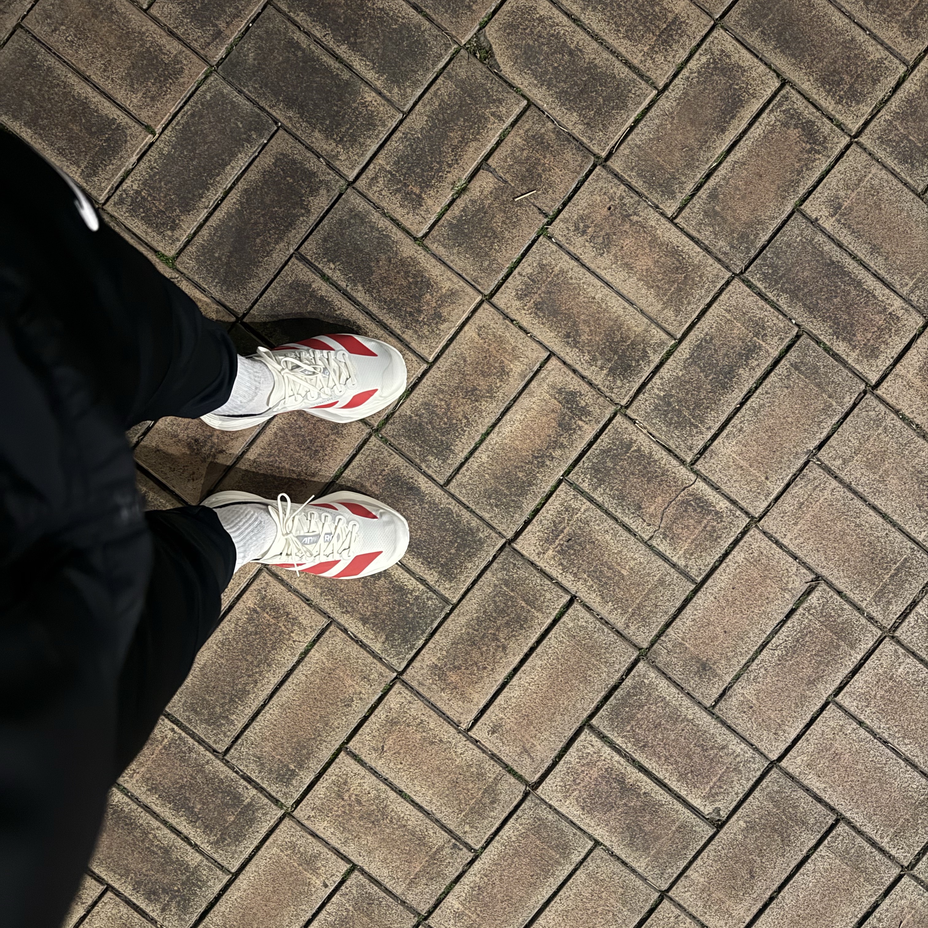 Adidas Adizero Adios Pro 4 Off White Better Scarlet 착용 스타일