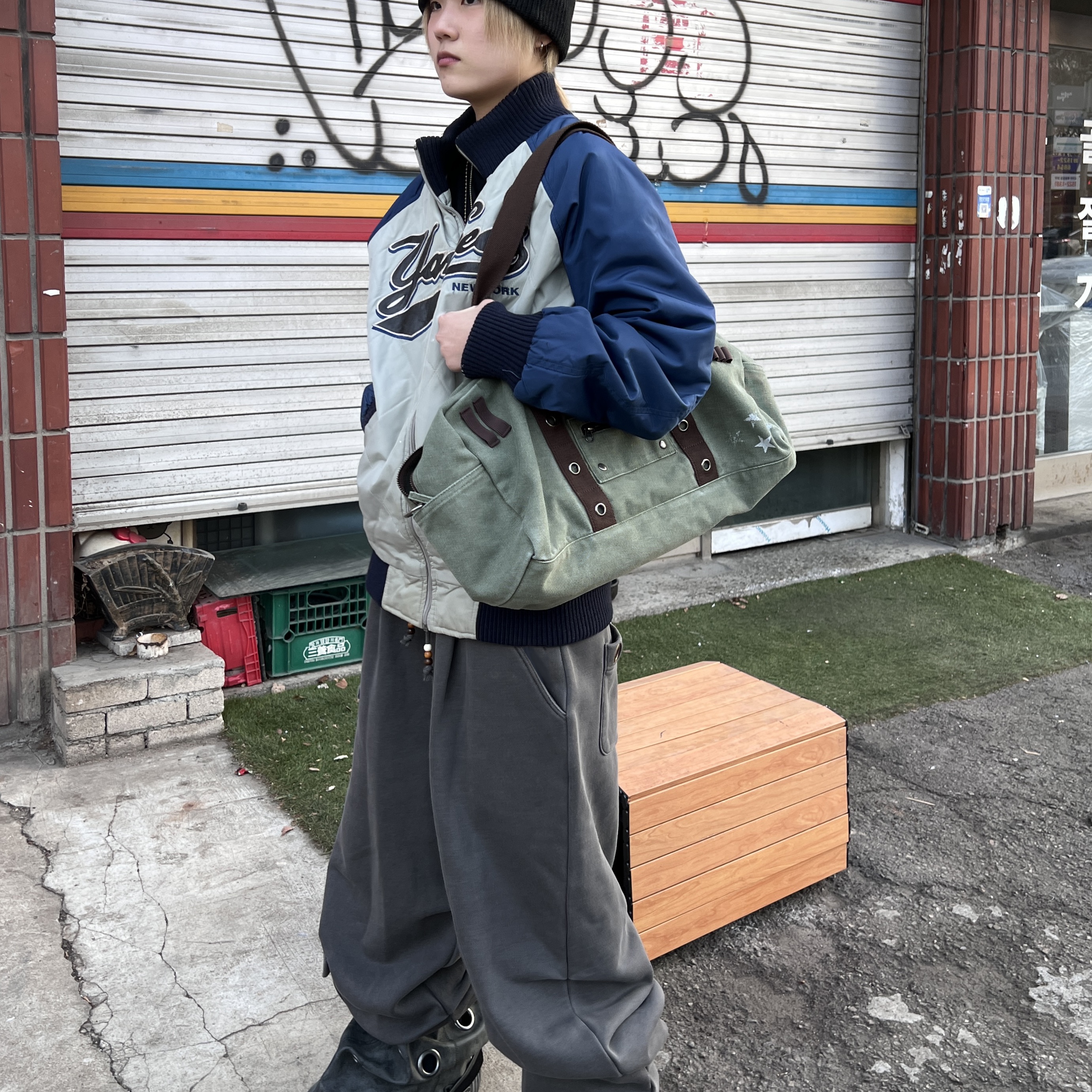 MAINBOOTH Nomad Sweat Pants CHARCOAL 착용 스타일 - 1