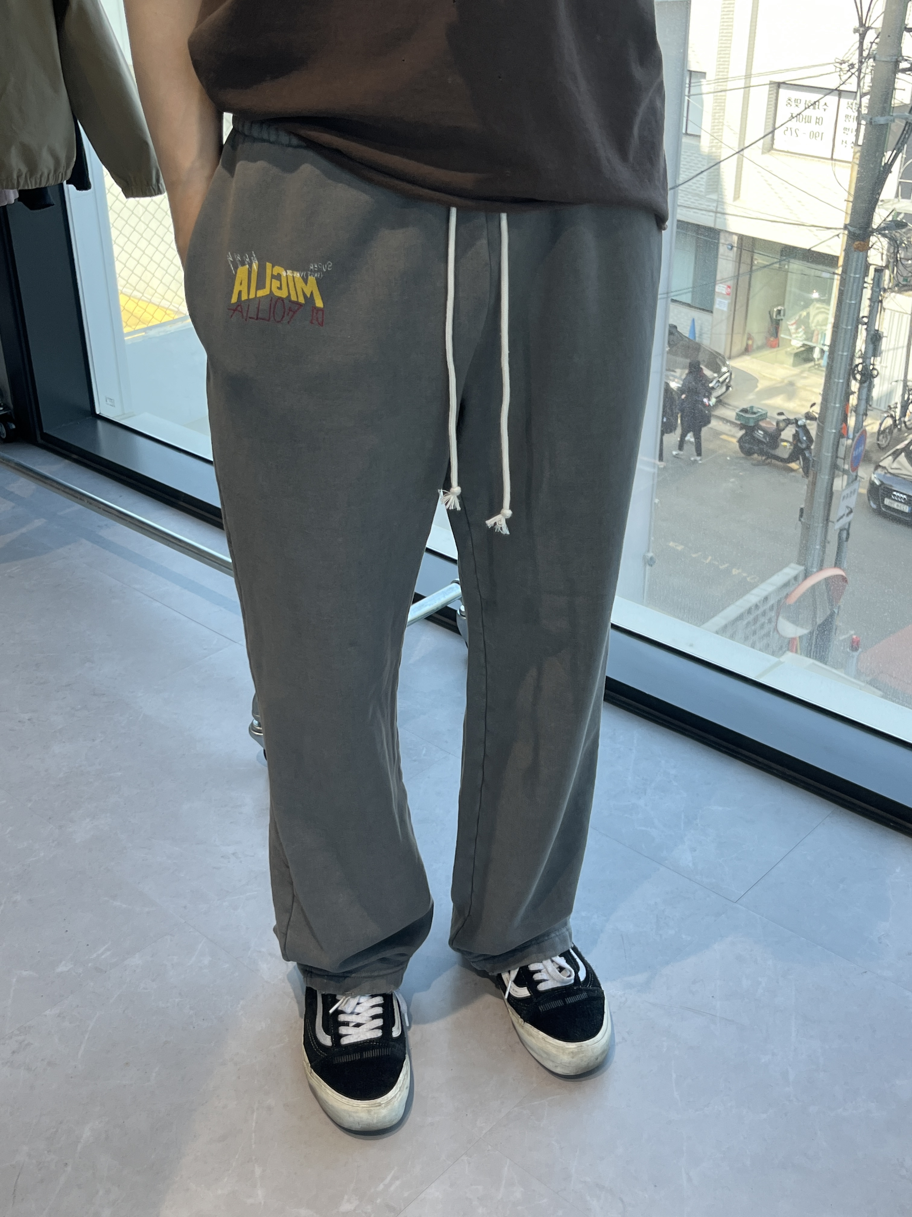 SUPERVELOCE Miglia Straight Sweatpants Steel Gray 착용 스타일 - 2