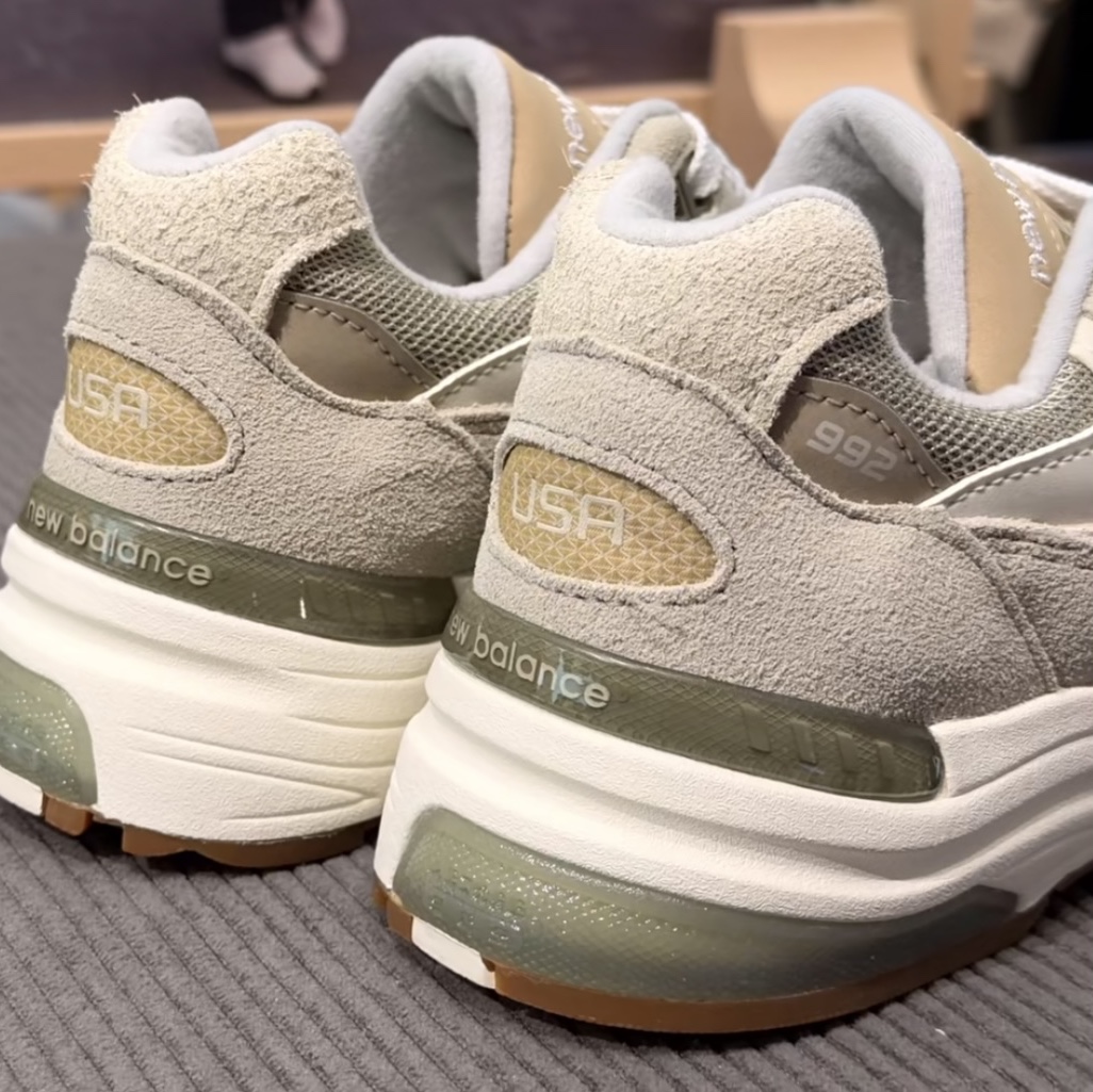 New Balance x Teddy Santis 992 Made in USA Olivine Incense 착용 스타일 - 2