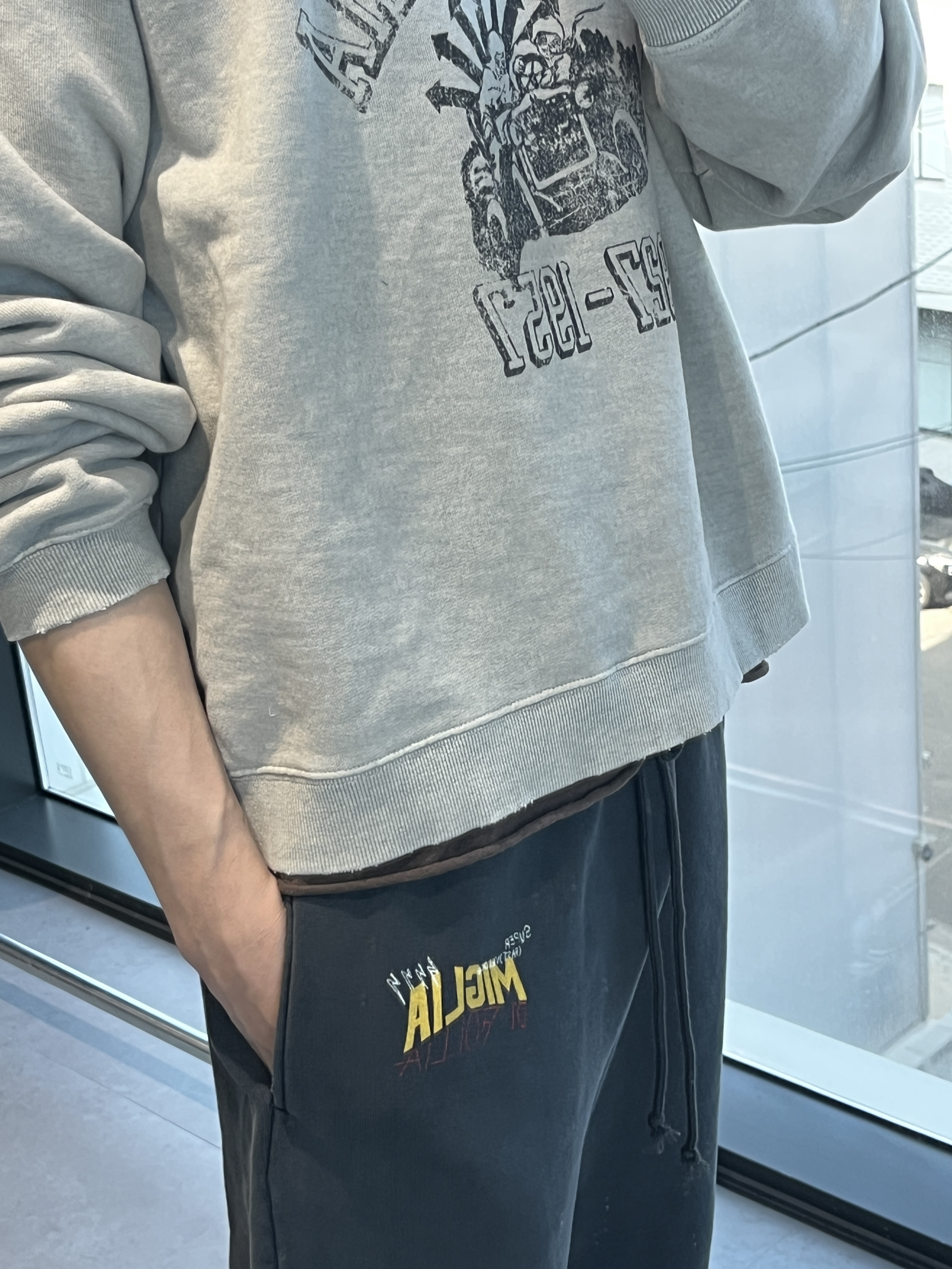 SUPERVELOCE Miglia Straight Sweatpants Dark Charcoal, SUPERVELOCE Miglia Dark Raglan Sweatshirt Dust Gray 착용 스타일 - 2