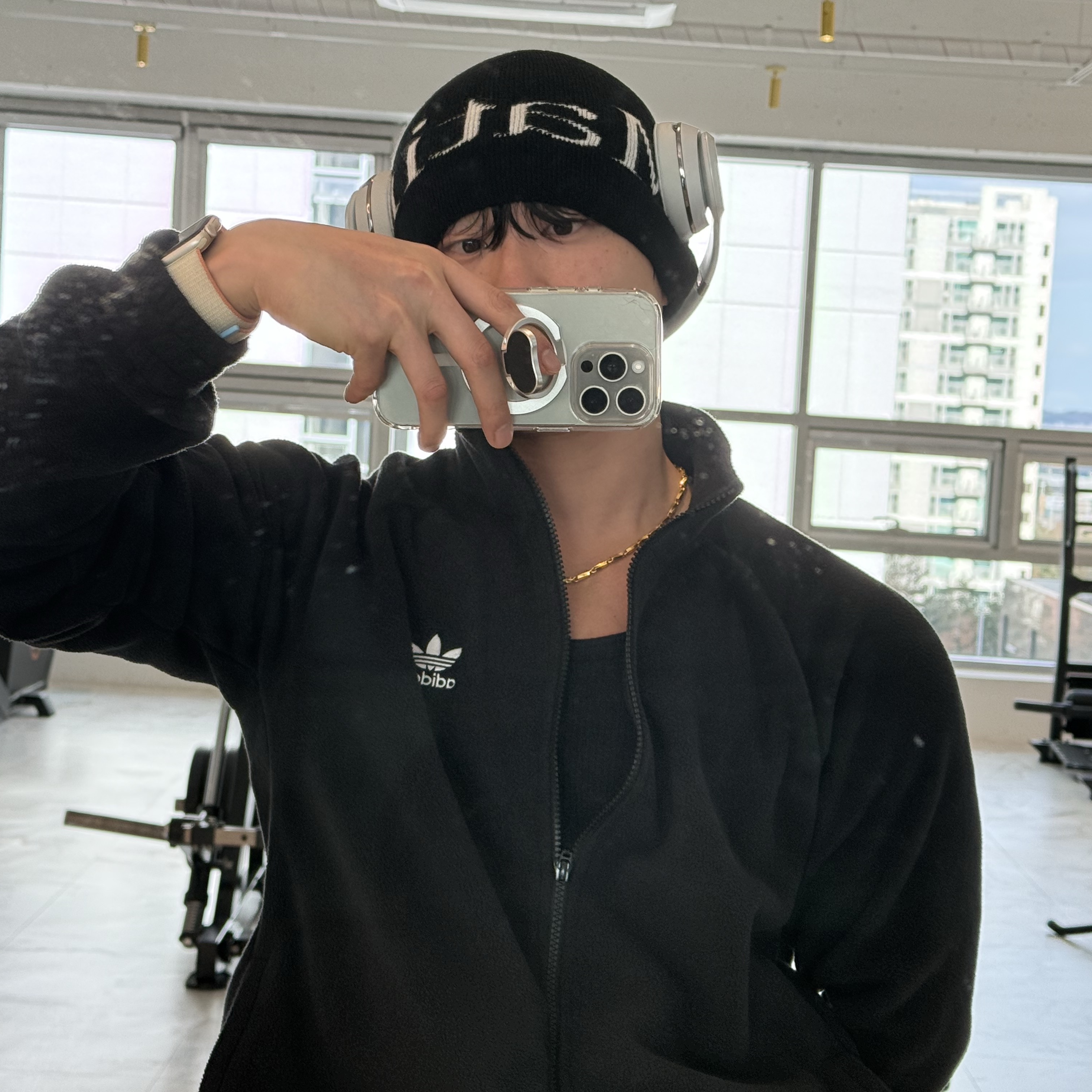 Beats Solo 4 Wireless On Ear Headphone Matt Black (Korean Ver.) 착용 스타일