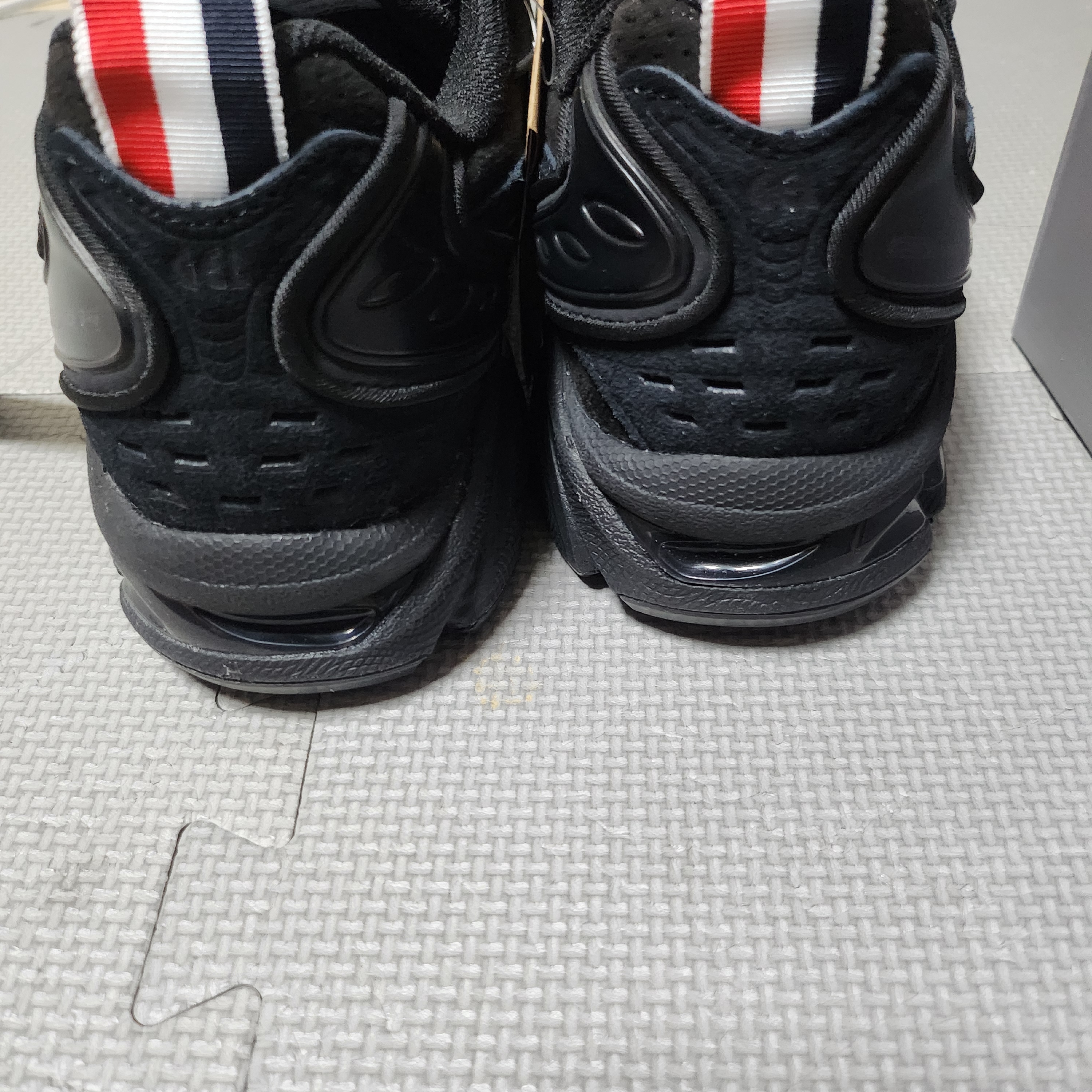 Asics x Thom Browne Gel-Kayano 14 Black 착용 스타일 - 4