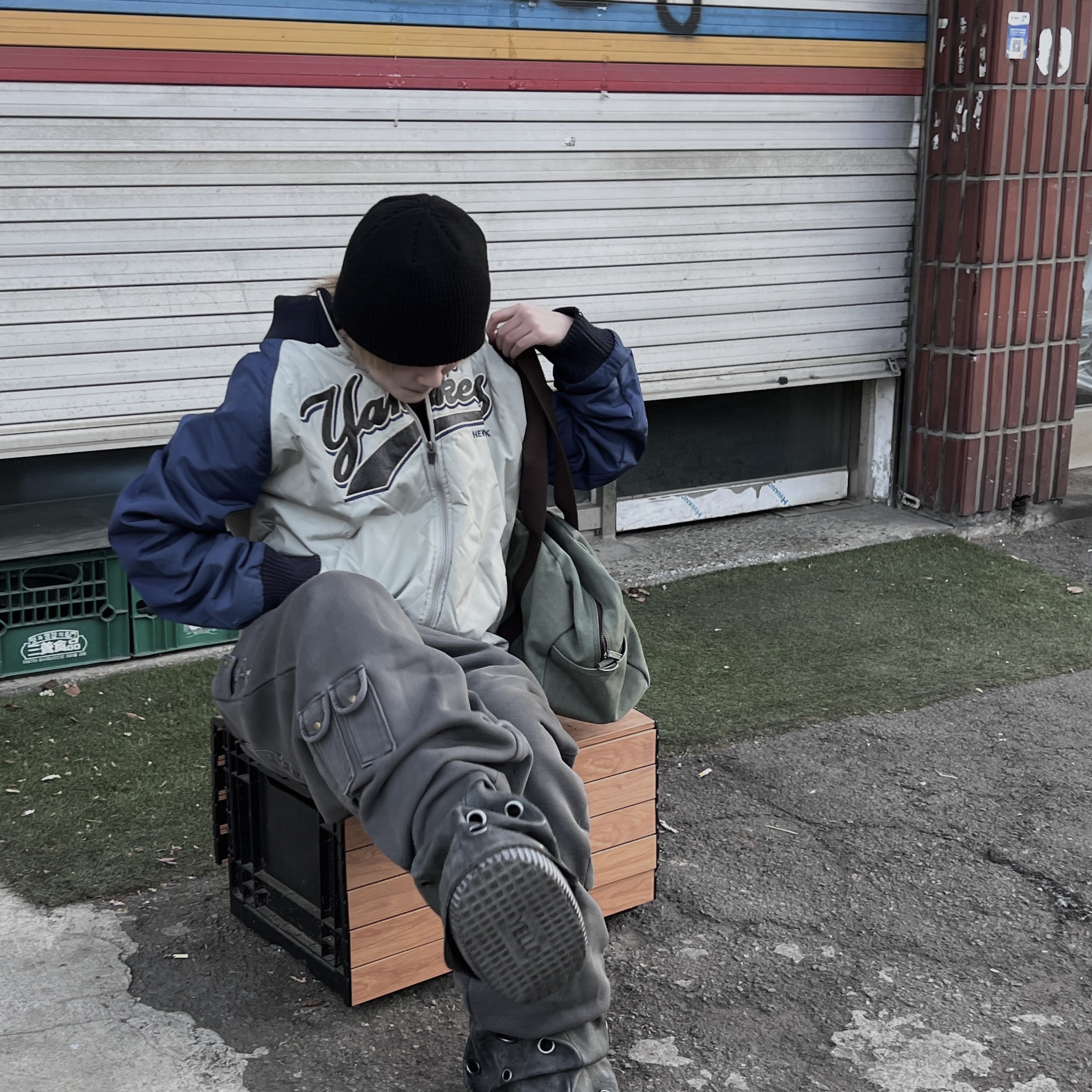 MAINBOOTH Nomad Sweat Pants CHARCOAL 착용 스타일 - 2