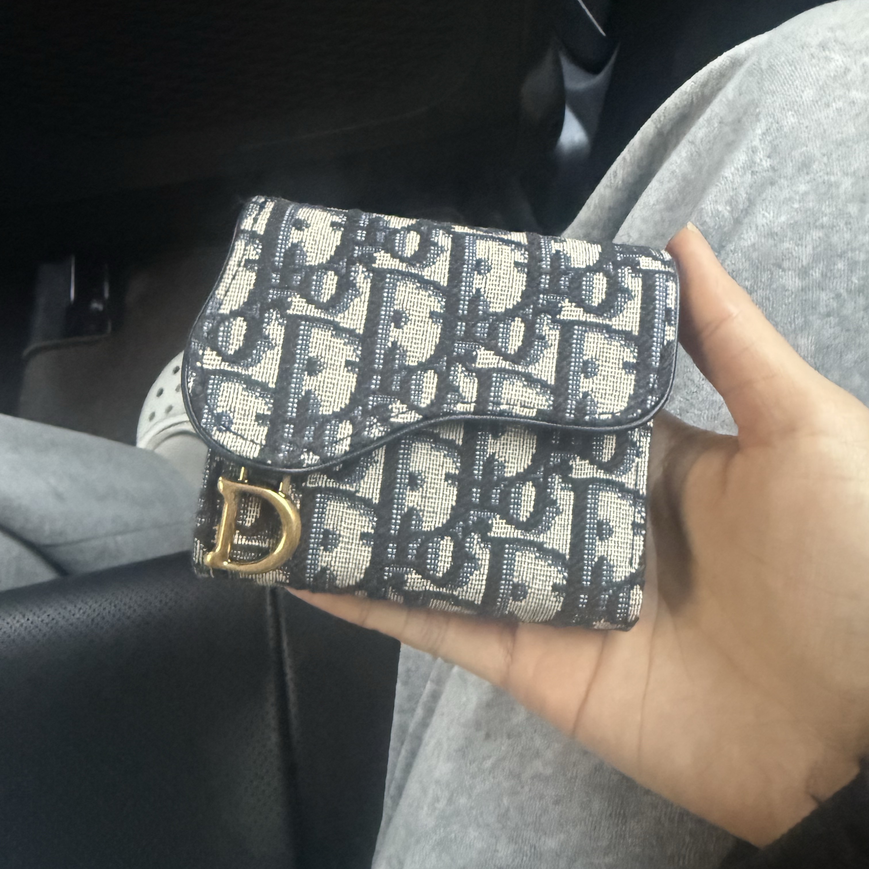 Dior Saddle Lotus Wallet Blue Dior Oblique Jacquard 착용 스타일
