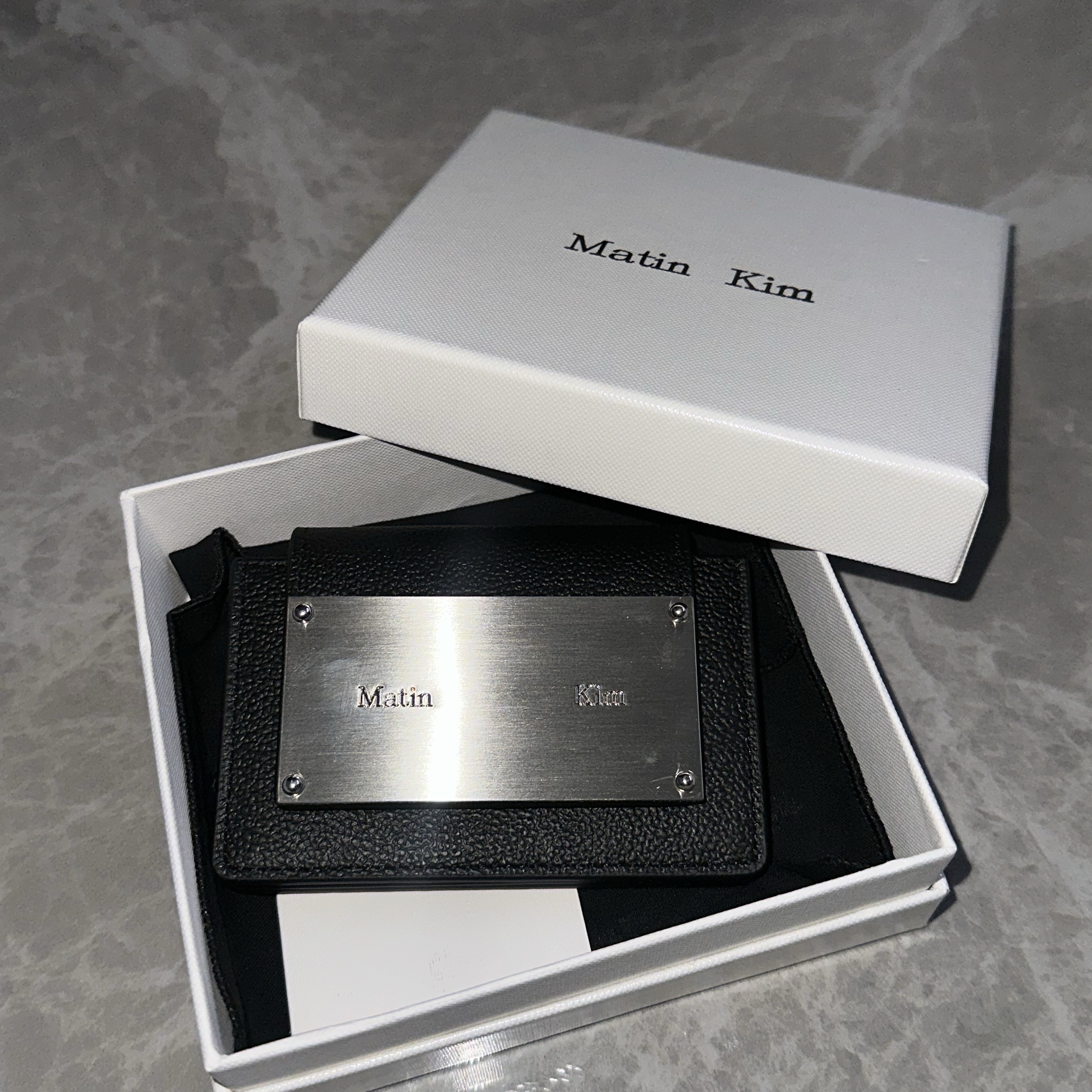 Matin Kim Accordion Wallet Black 착용 스타일