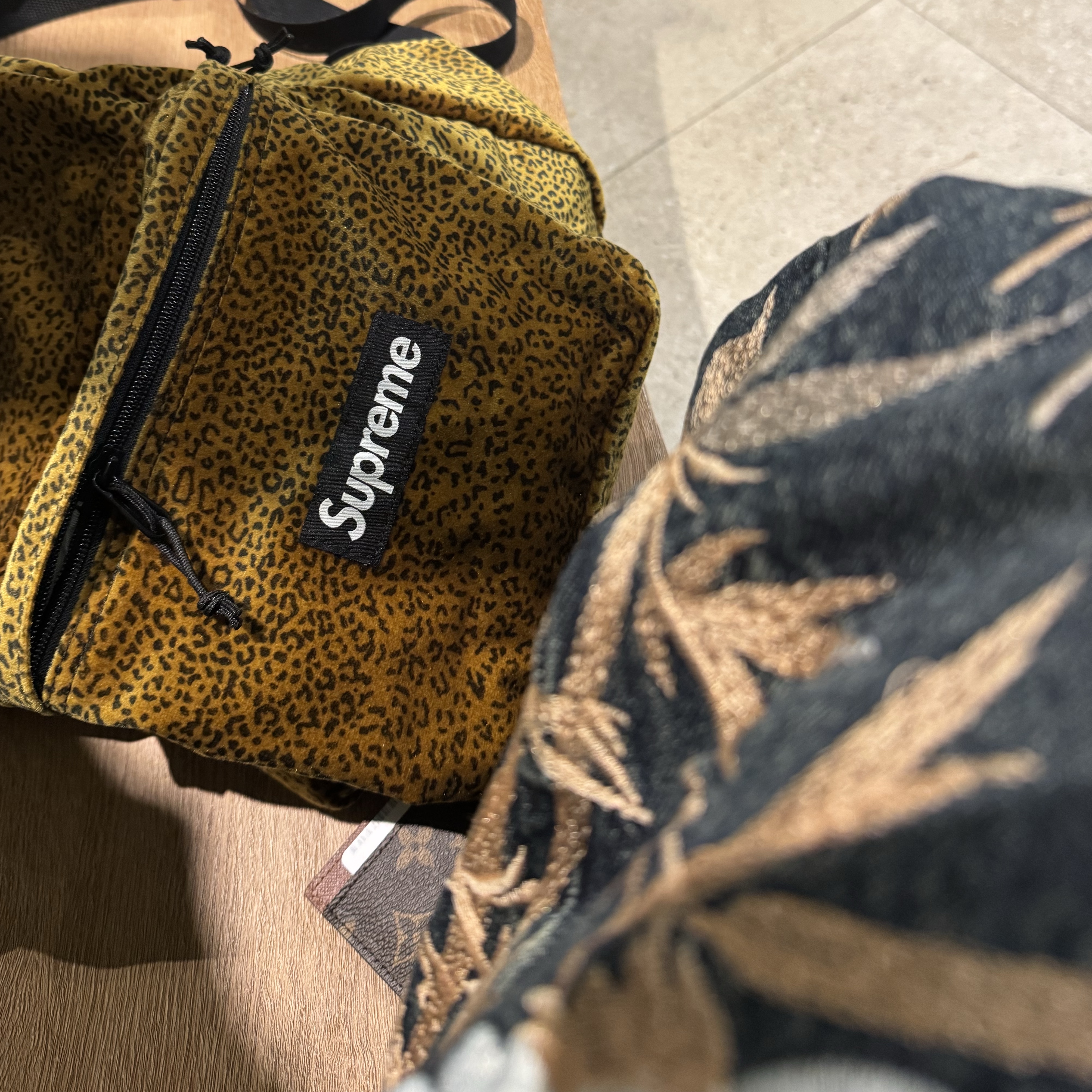Supreme Velvet Backpack Tan Leopard - 25FW, Louis Vuitton Card Holder Monogram Armagnac 착용 스타일