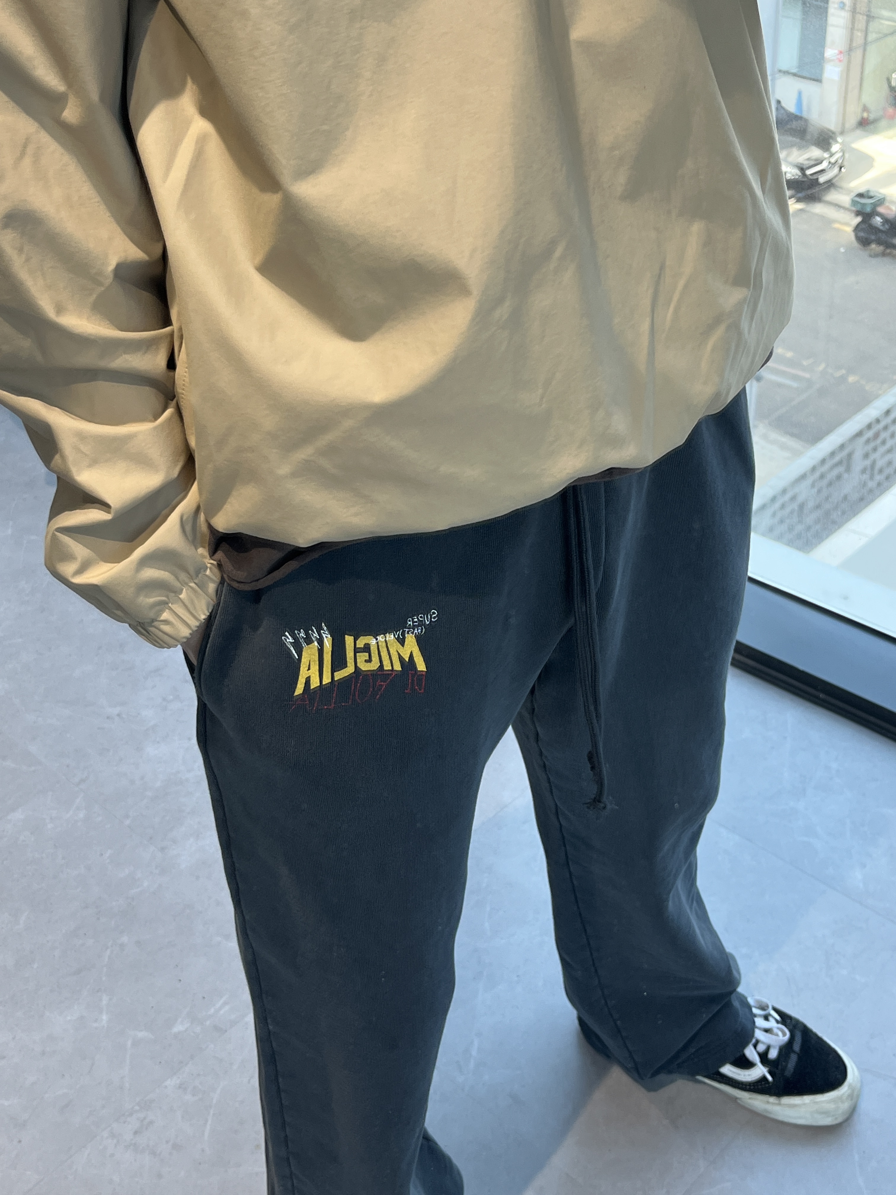 SUPERVELOCE Miglia Straight Sweatpants Dark Charcoal, SUPERVELOCE Miglia Dark Raglan Sweatshirt Dust Gray 착용 스타일 - 4