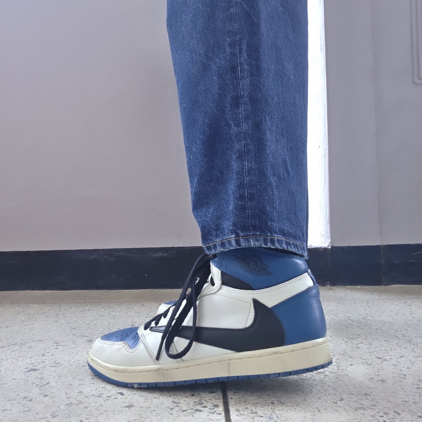 Jordan 1 x Travis Scott x Fragment Retro High OG SP Military Blue 착용 스타일 - 2