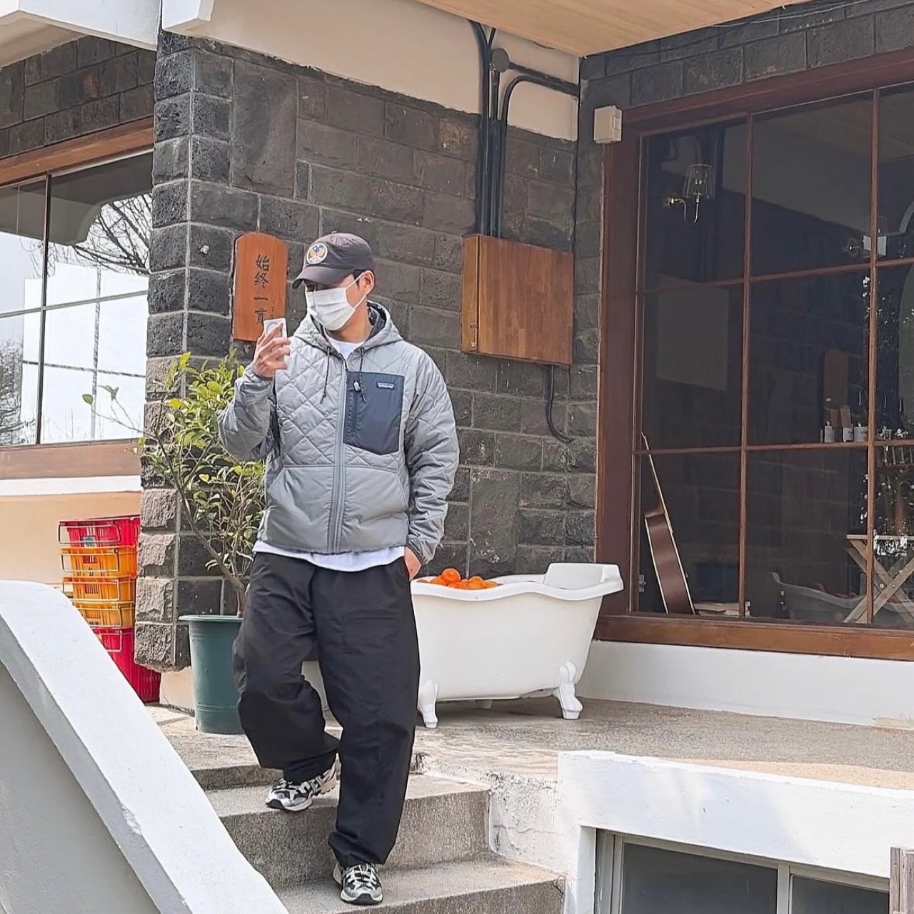 Patagonia Diamond Quilted Bomber Hoody Forever Grey, Asics Unlimited Gel-Sonoma 15-50 Steel Grey Pure Silver 착용 스타일 - 3