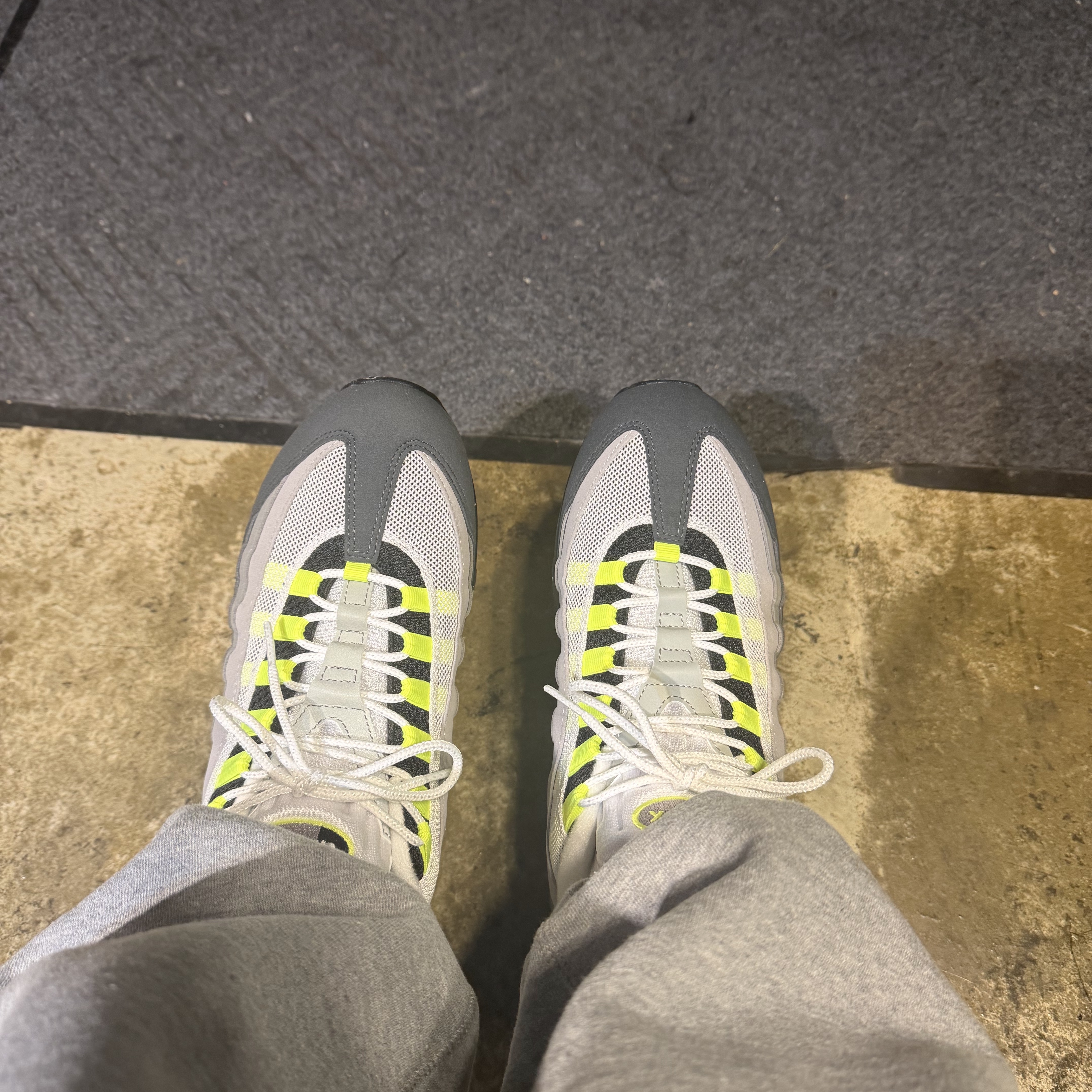 Nike Air Max 95 OG Neon 착용 스타일