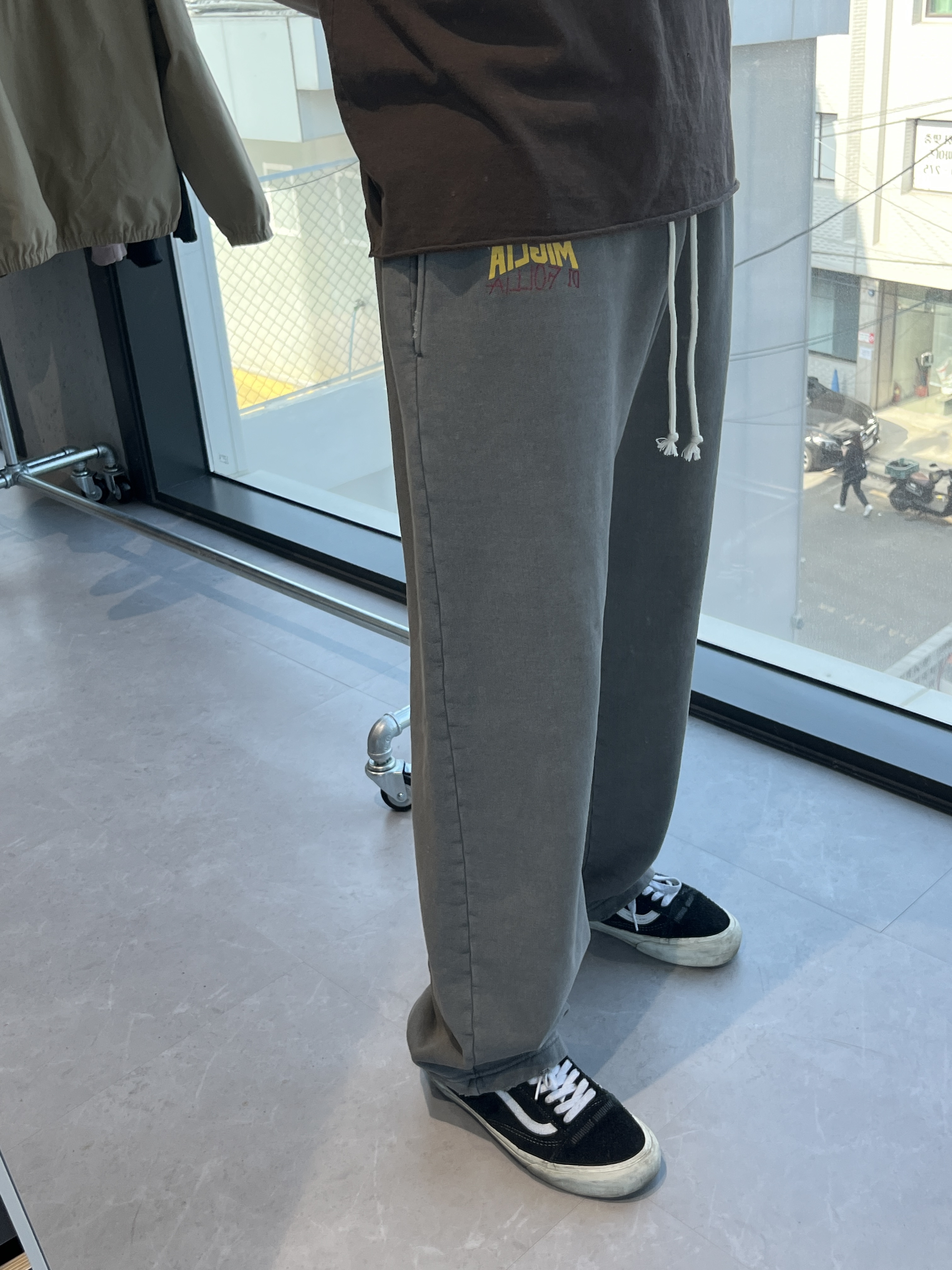 SUPERVELOCE Miglia Straight Sweatpants Steel Gray 착용 스타일 - 4