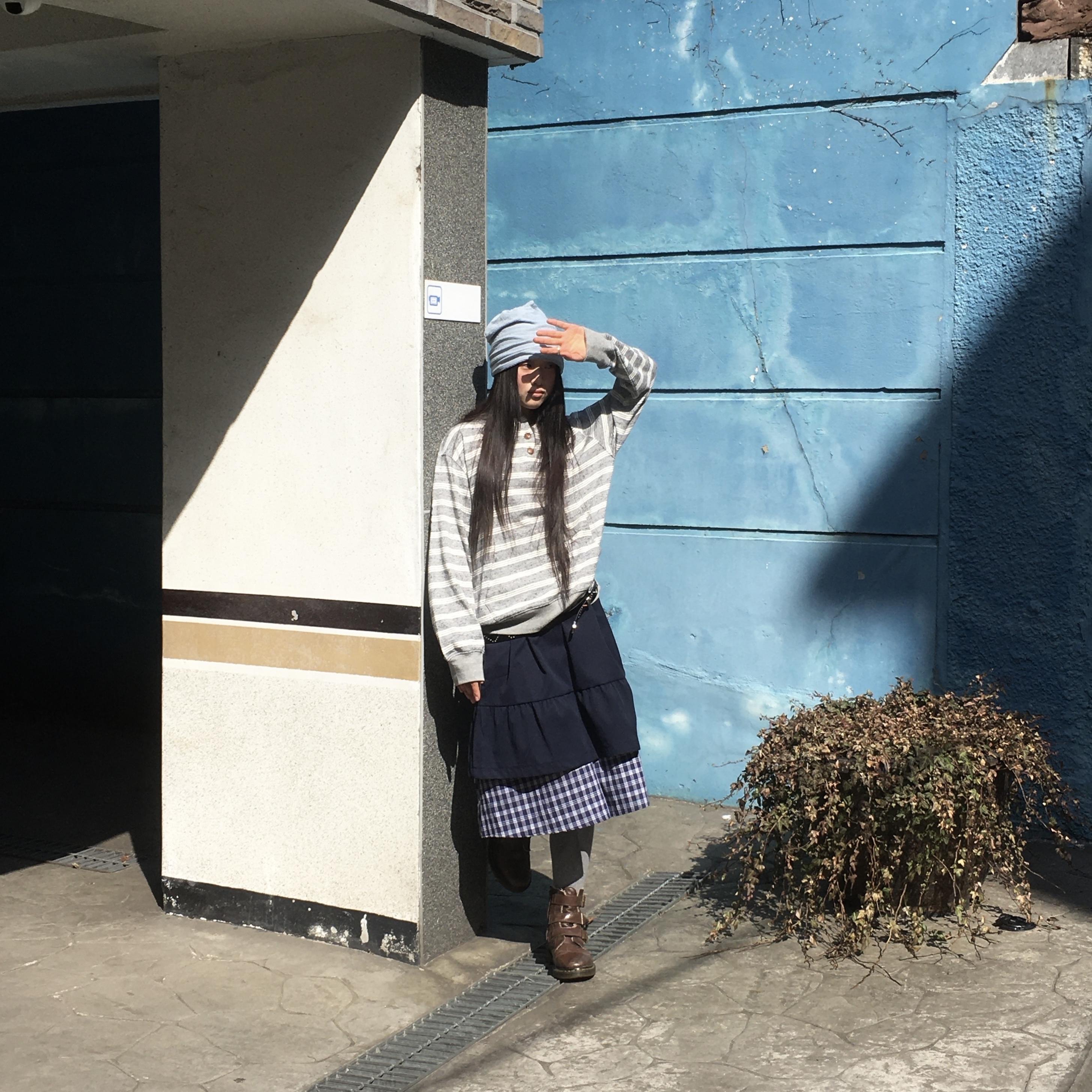 MAINBOOTH Cookie Stripe Hood T-shirt GRAY 착용 스타일 - 2