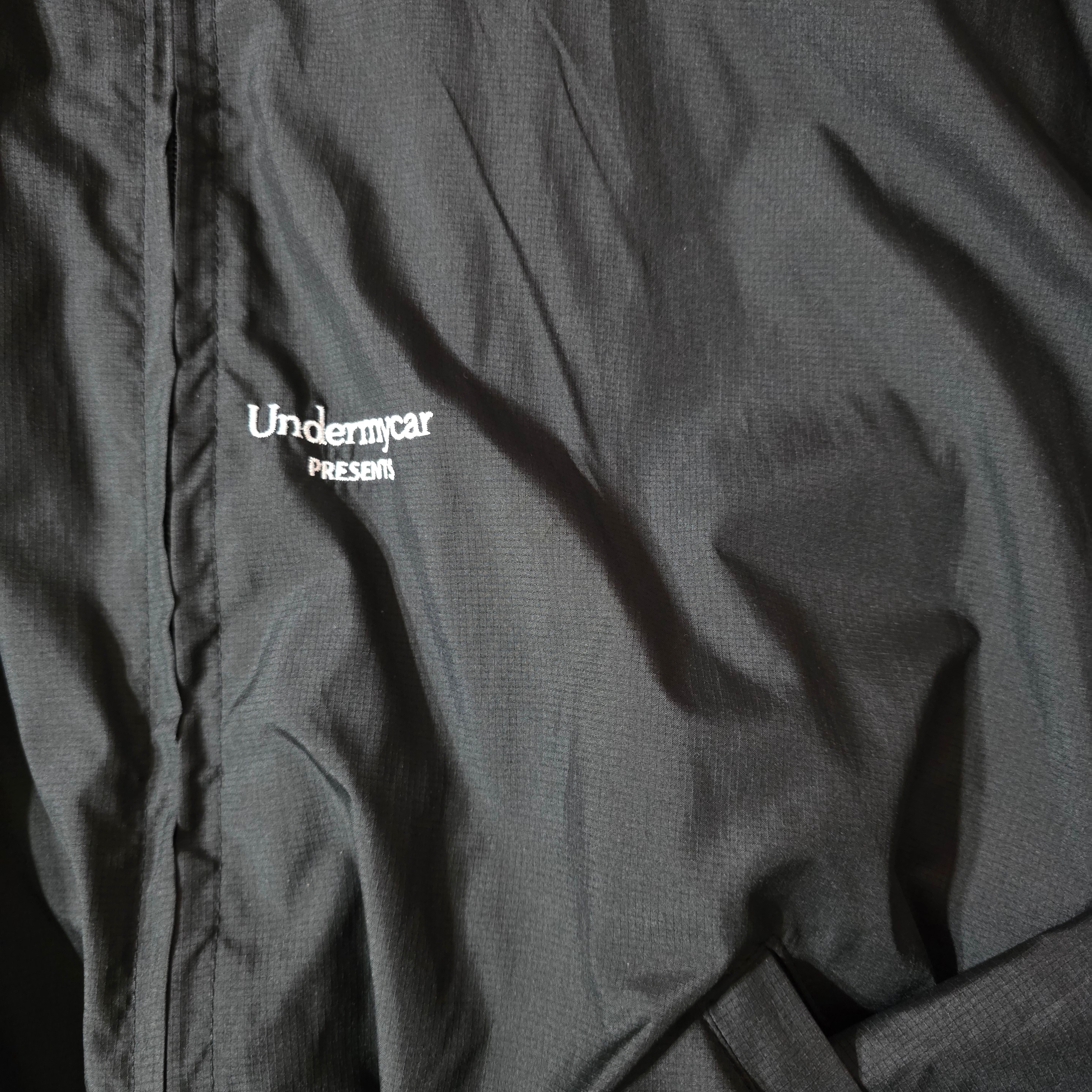 Undermycar Mu.24 Anti Fxxking Logo Play Crop Zip-up Jacket Black 착용 스타일
