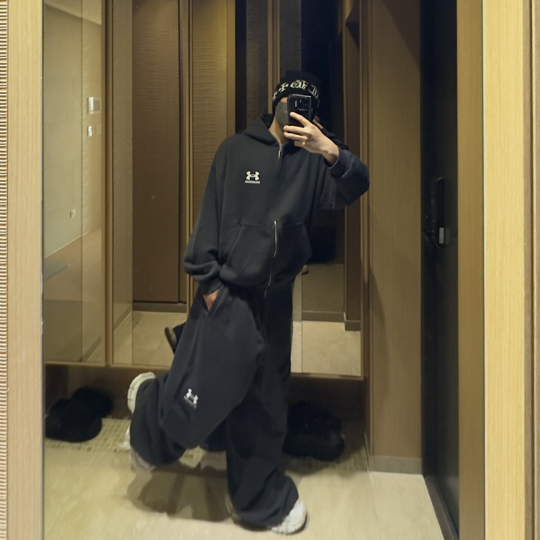 Balenciaga x Under Armour Baggy Sweatpants Black White, (W) Balenciaga x Under Armour Regular Fit Zip-Up Hoodie Black White 착용 스타일