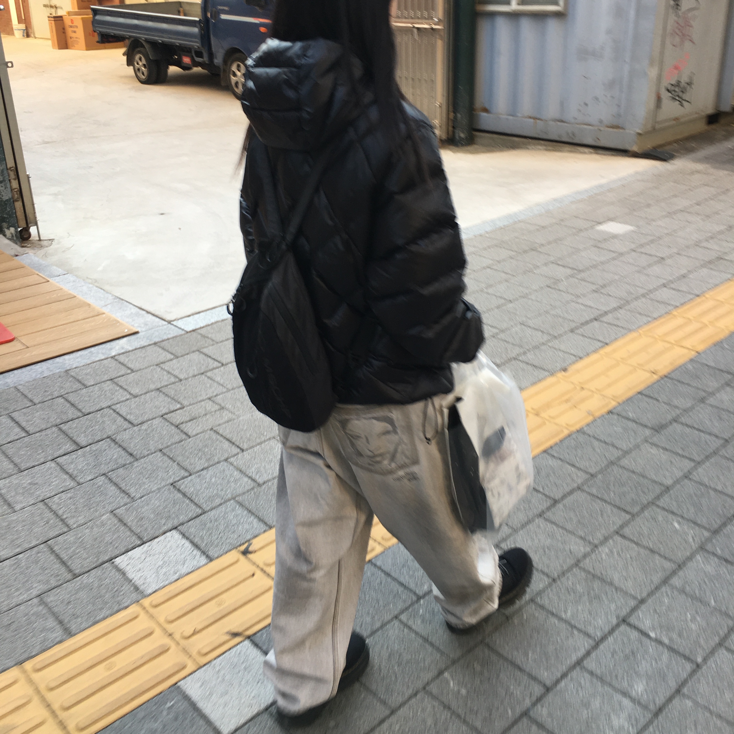 Mischief 2Way Mesh Sling Bag Black 착용 스타일