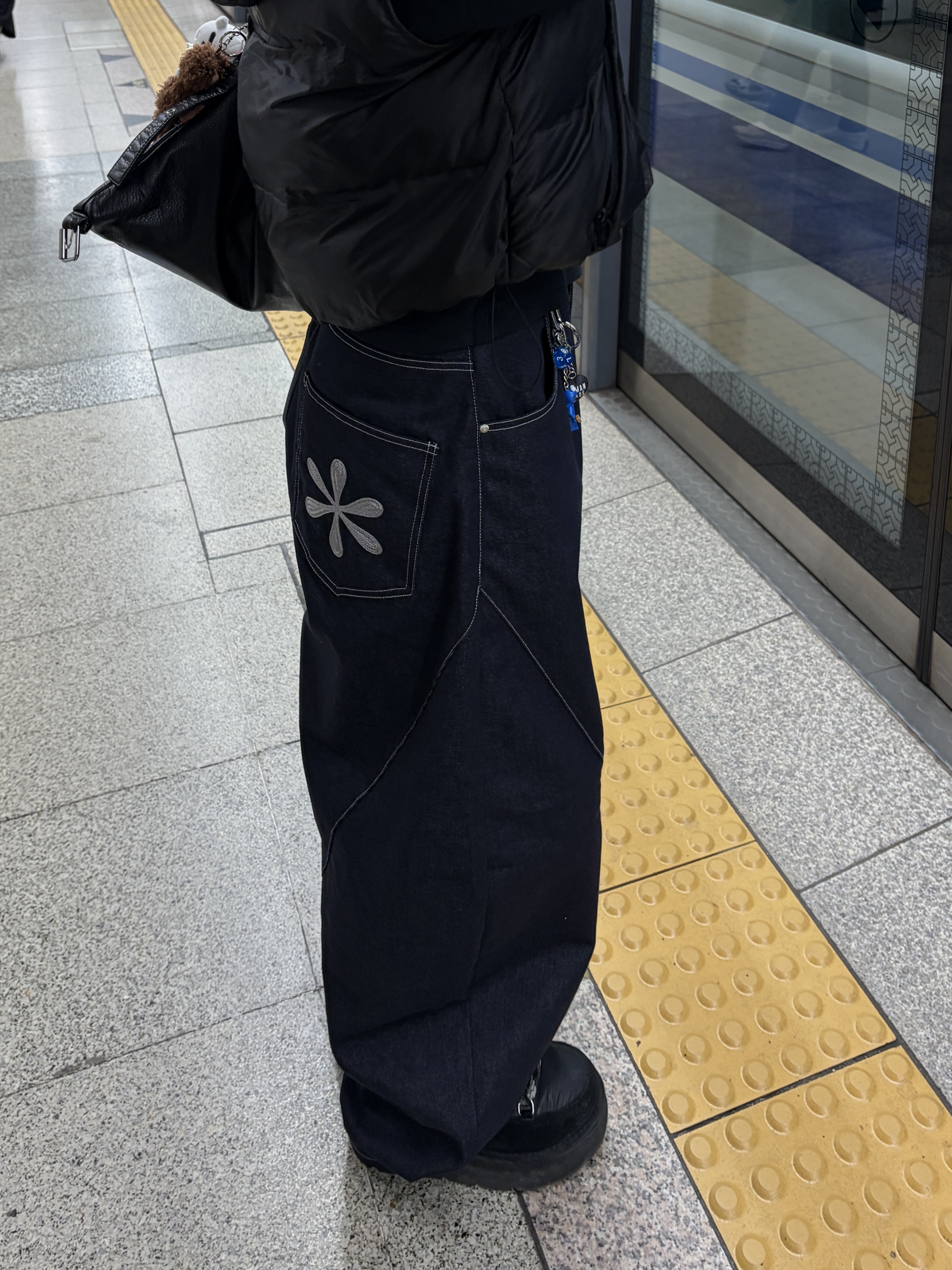 Riomeu Curved Balloon Denim Pants Indigo 착용 스타일