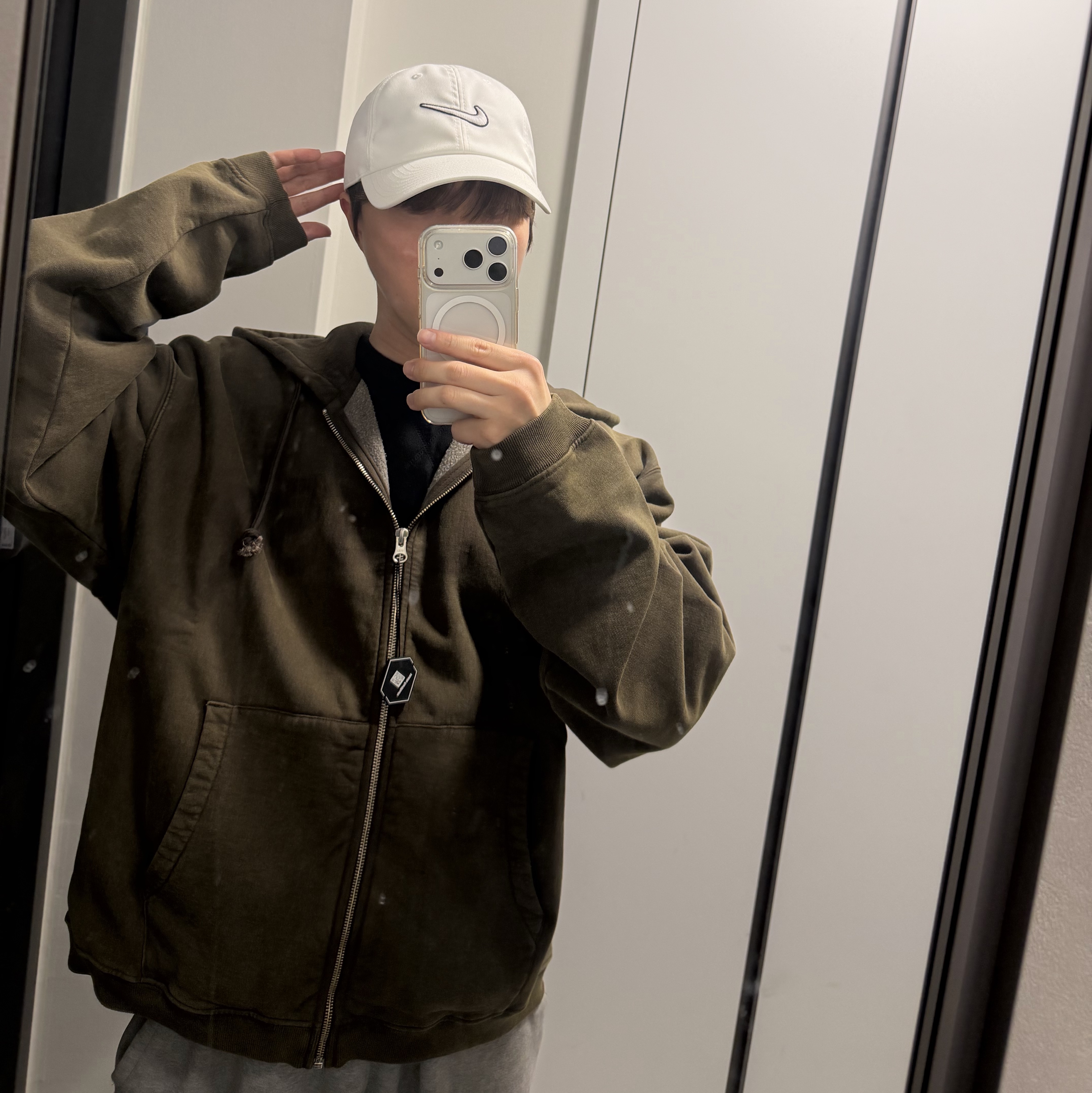 Stussy Faded Graphic Zip Hoodie Olive 착용 스타일