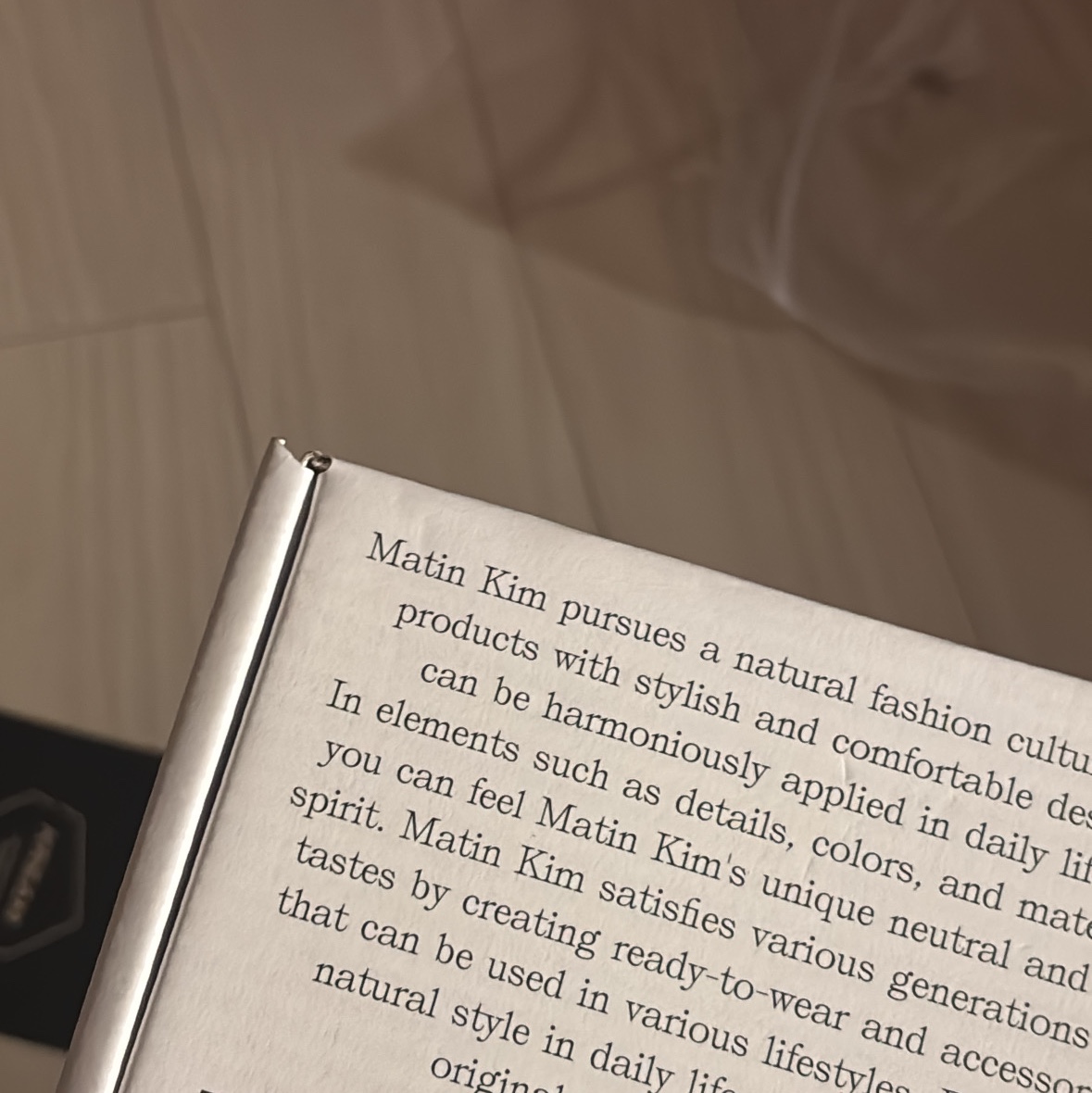 Matin Kim Vintage Card Wallet Black 착용 스타일 - 3