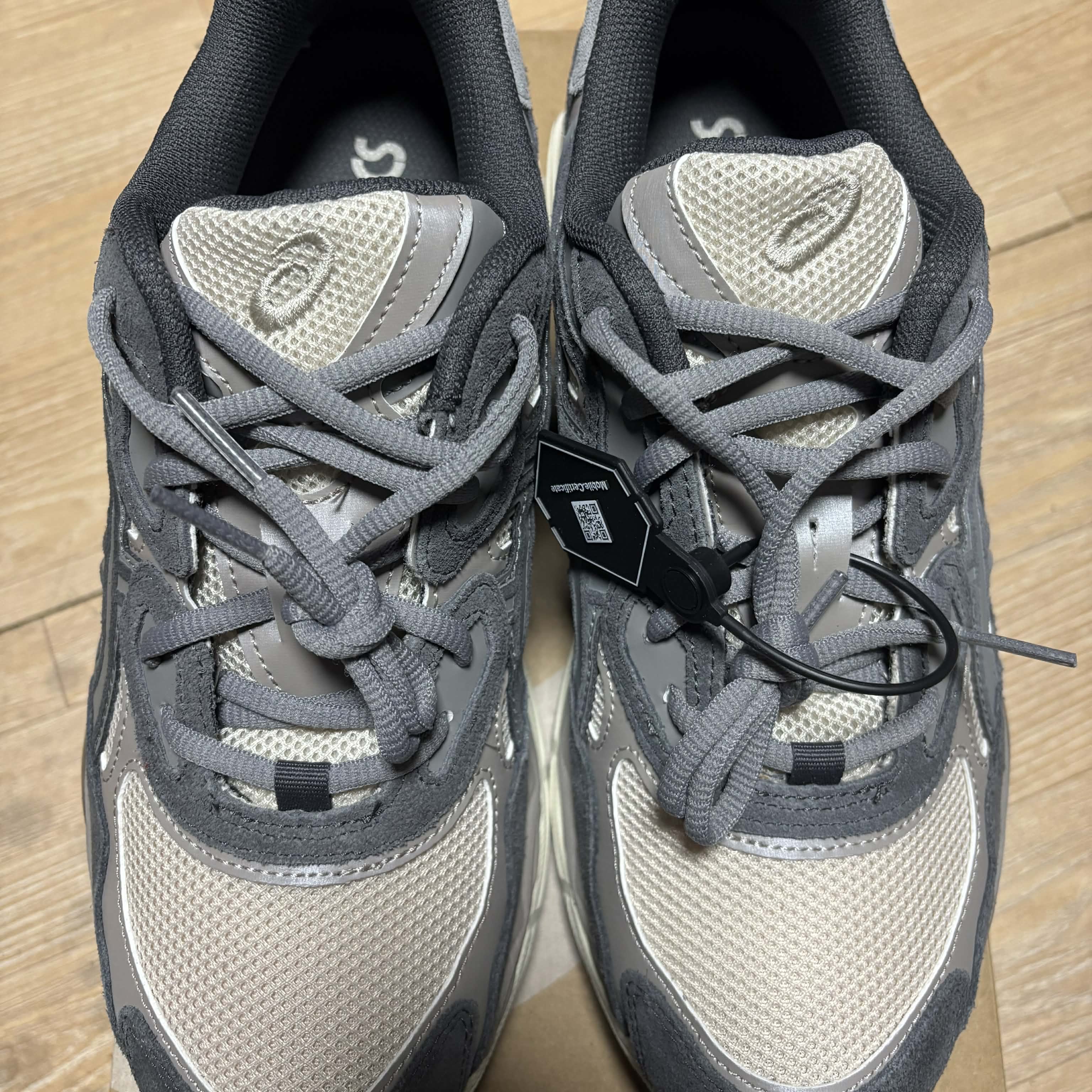 Asics Gel-NYC Oatmeal Obsidian Grey 착용 스타일 - 2