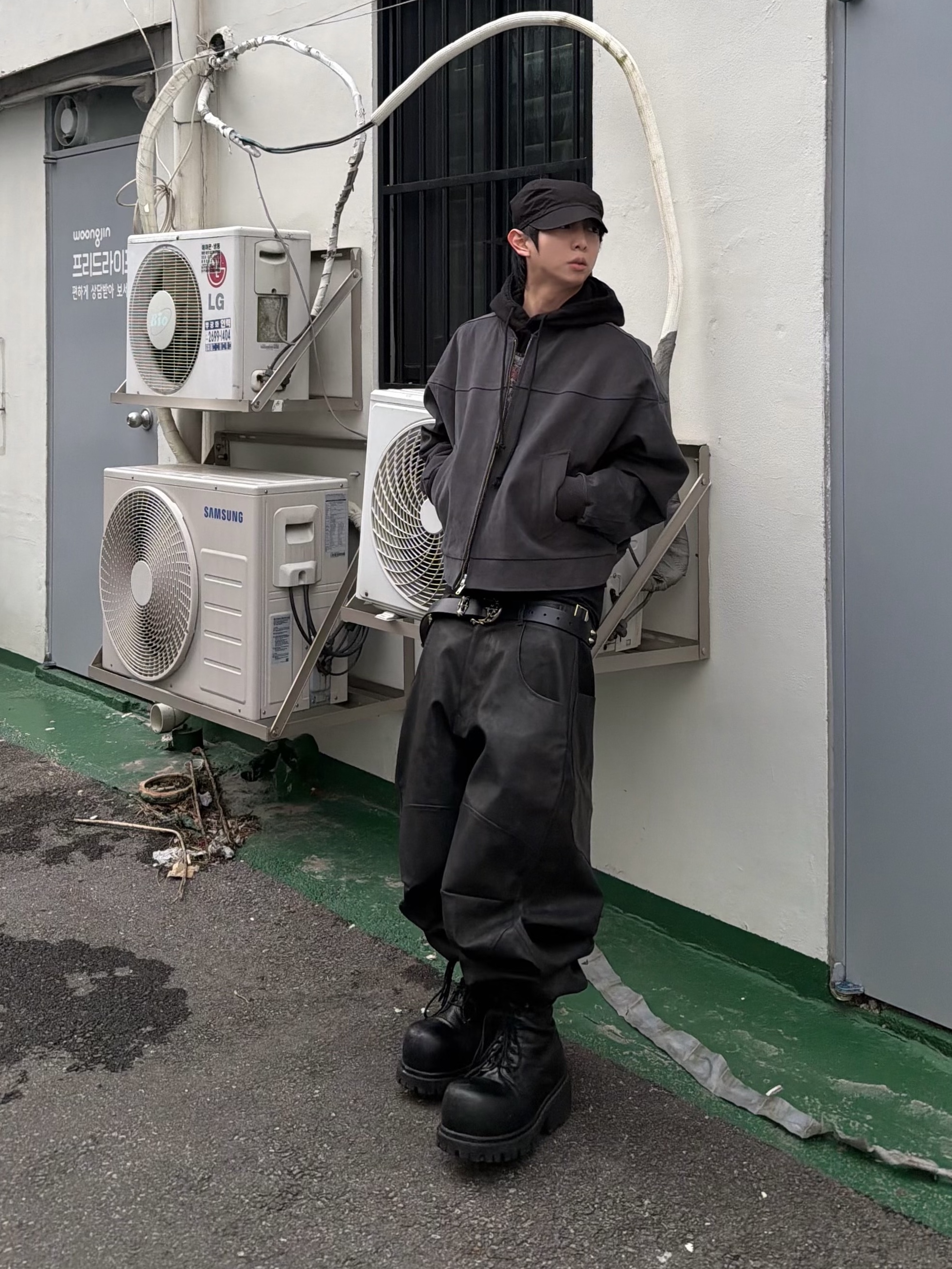 MJD Moleskin Banger Jacket Charcoal, MJD x Koin Seoul 3D Knee Eco Leather Pants Black 착용 스타일 - 6