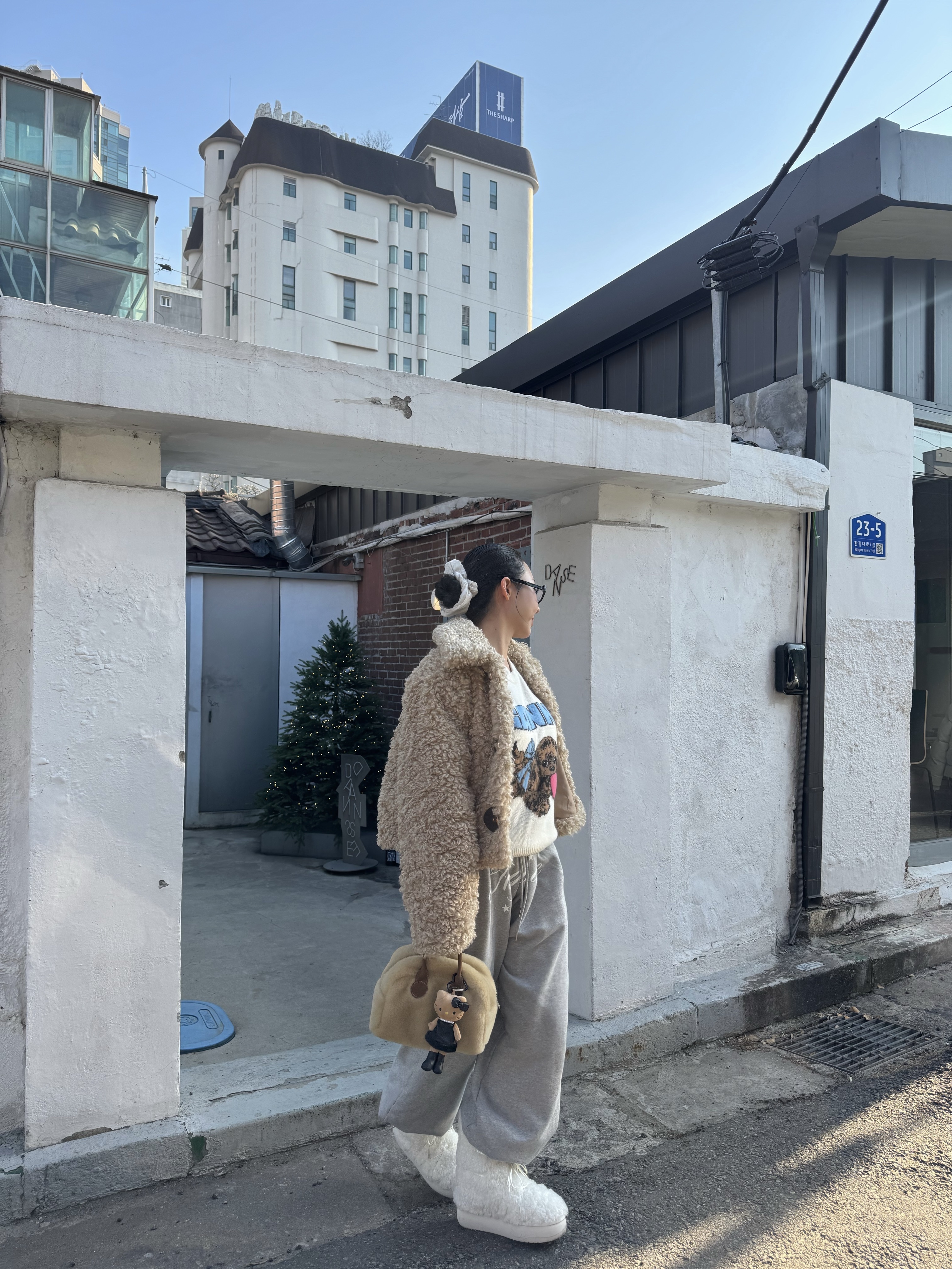 (W) Ganni Puppy Wool Sweater Egret 착용 스타일 - 1
