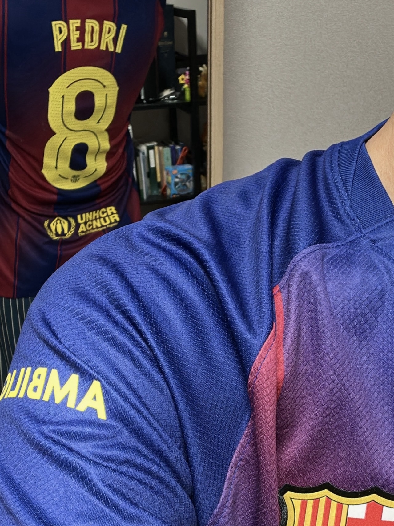 Nike FC Barcelona 2025/26 Stadium Home Dri-Fit Football Replica Jersey Deep Royal Blue Noble Red (Non Marking Ver.) 착용 스타일