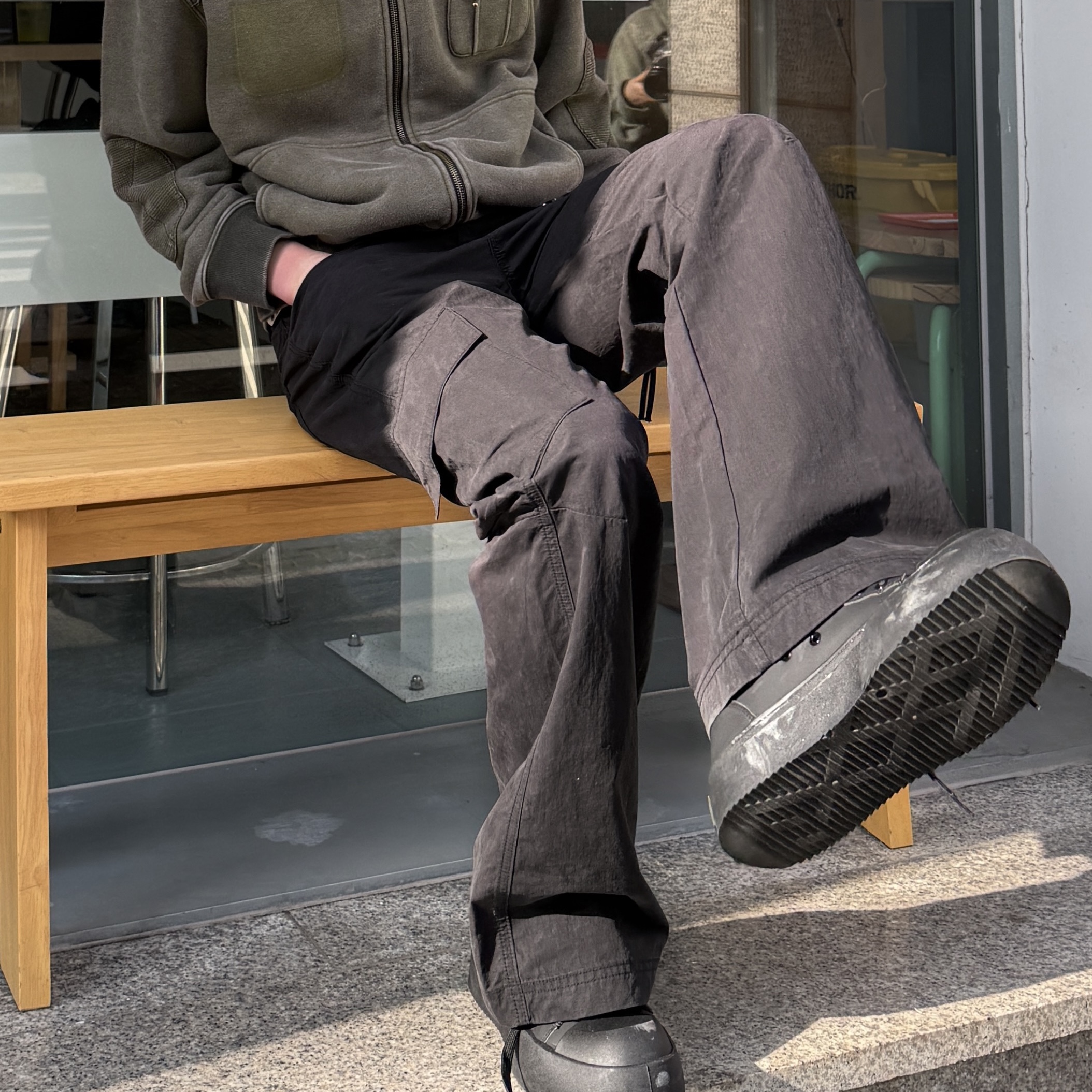 MAINBOOTH Cargo Bootcut Pants BLACK 착용 스타일 - 3