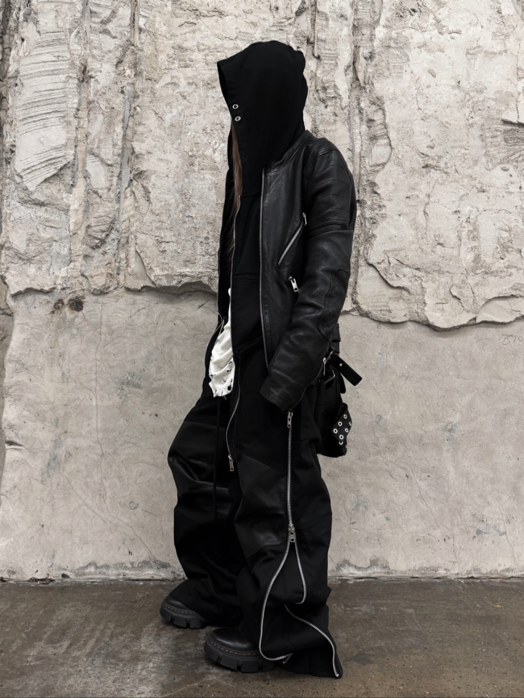 ROARINGRAD Carbon-Coated Side-Zip Pants Black 착용 스타일