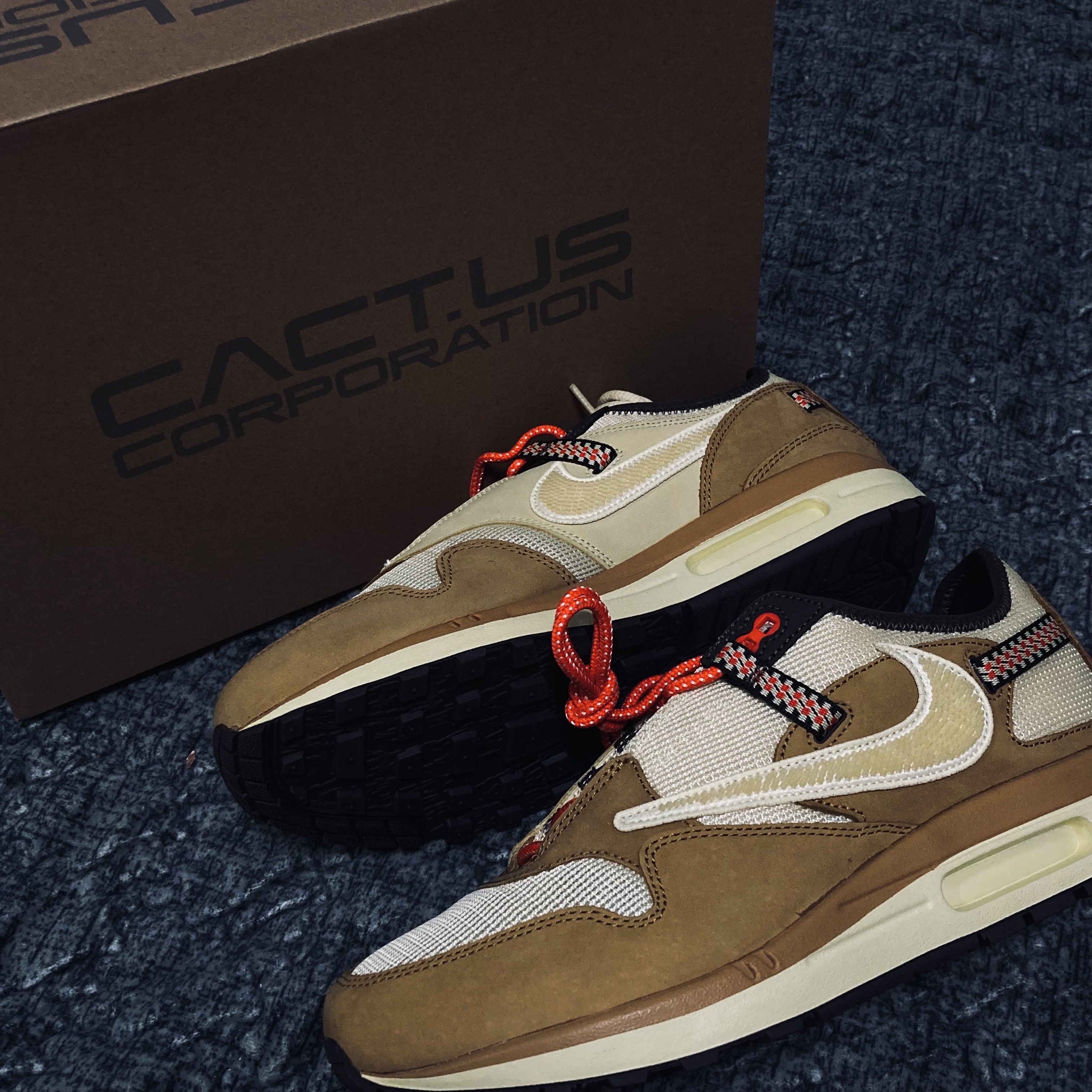 Nike x Travis Scott Air Max 1 Cact.us Wheat 착용 스타일 - 2