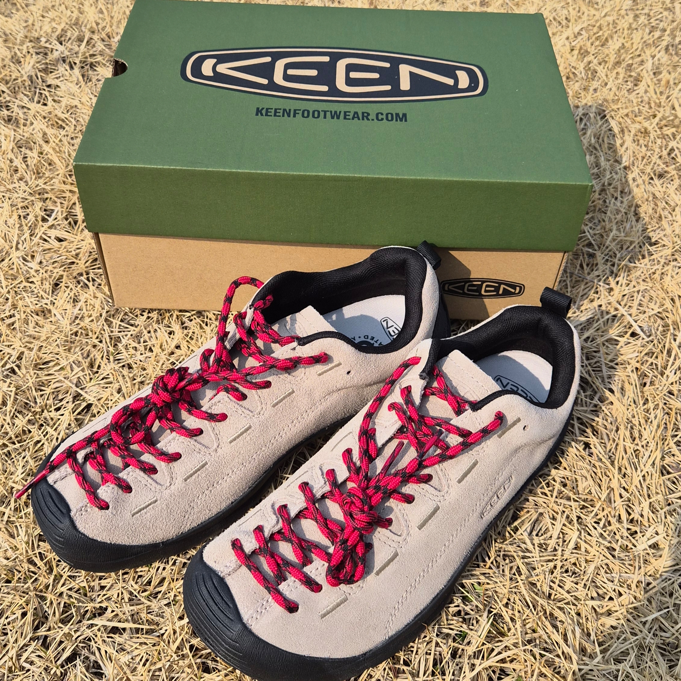 Keen Jasper Suede Sneakers Silver Mink 착용 스타일