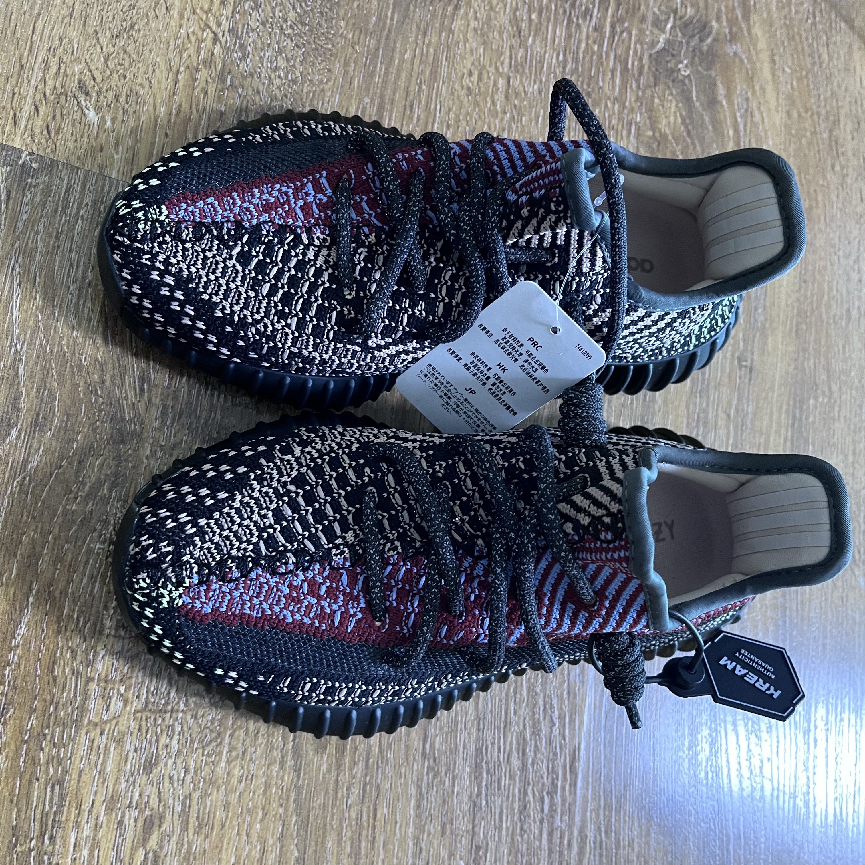 Adidas Yeezy Boost 350 V2 Yecheil - Non-Reflective 착용 스타일