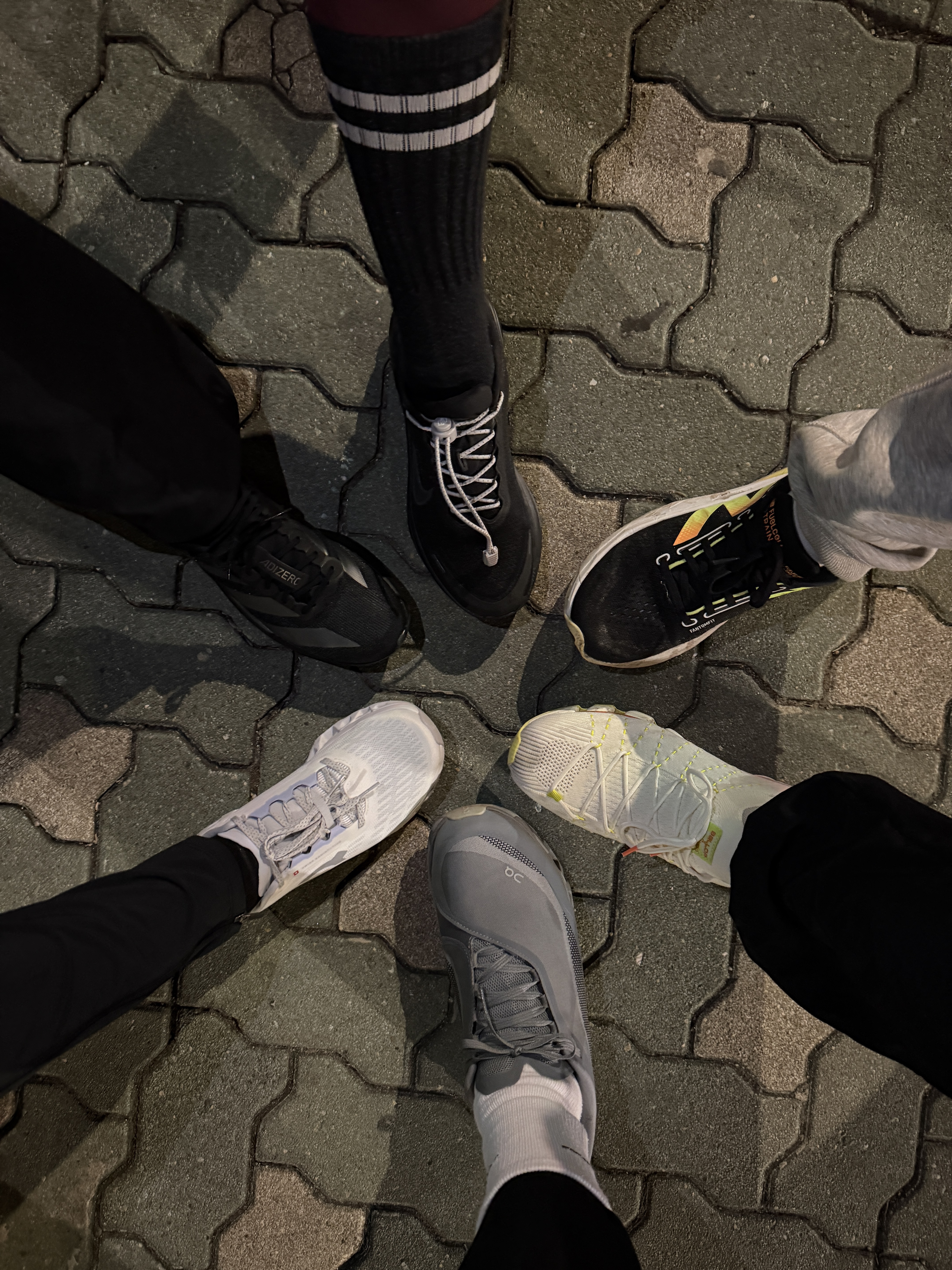 On Running x Post Archive Faction (Paf) Cloudmonster Hyper Phantom Apollo, Adidas Adizero EVO SL Core Black Iron Metallic 착용 스타일