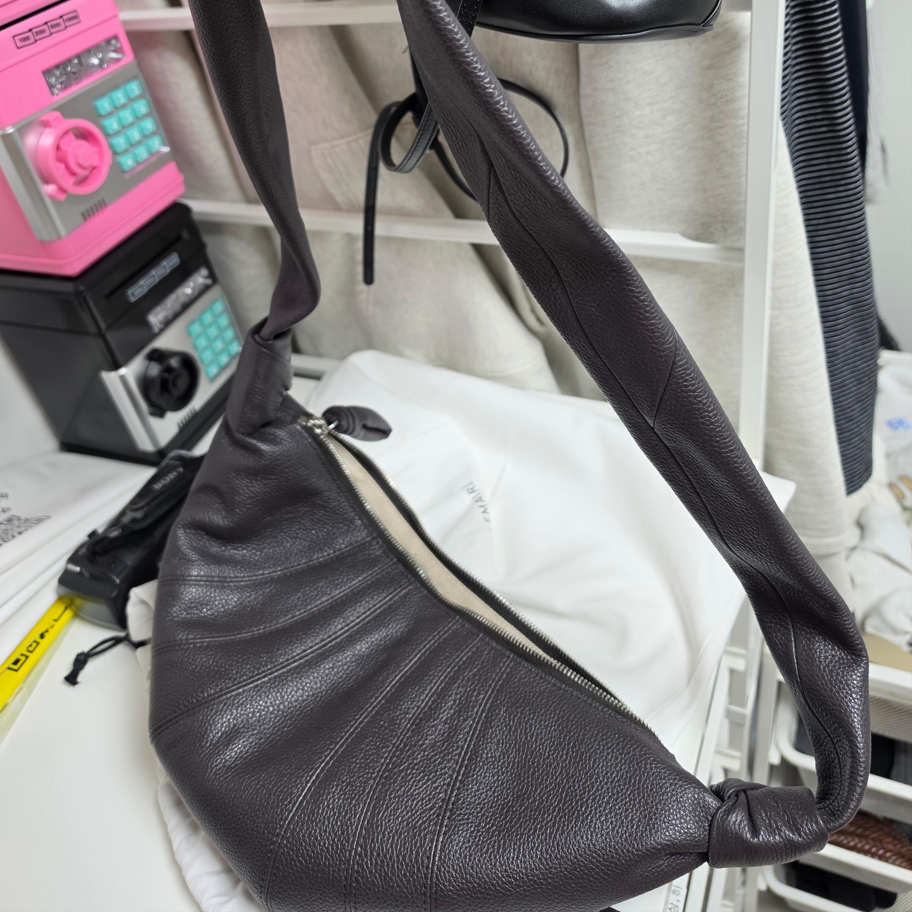 Lemaire Small Croissant Bag Soft Grained Leather Dark Chocolate 착용 스타일