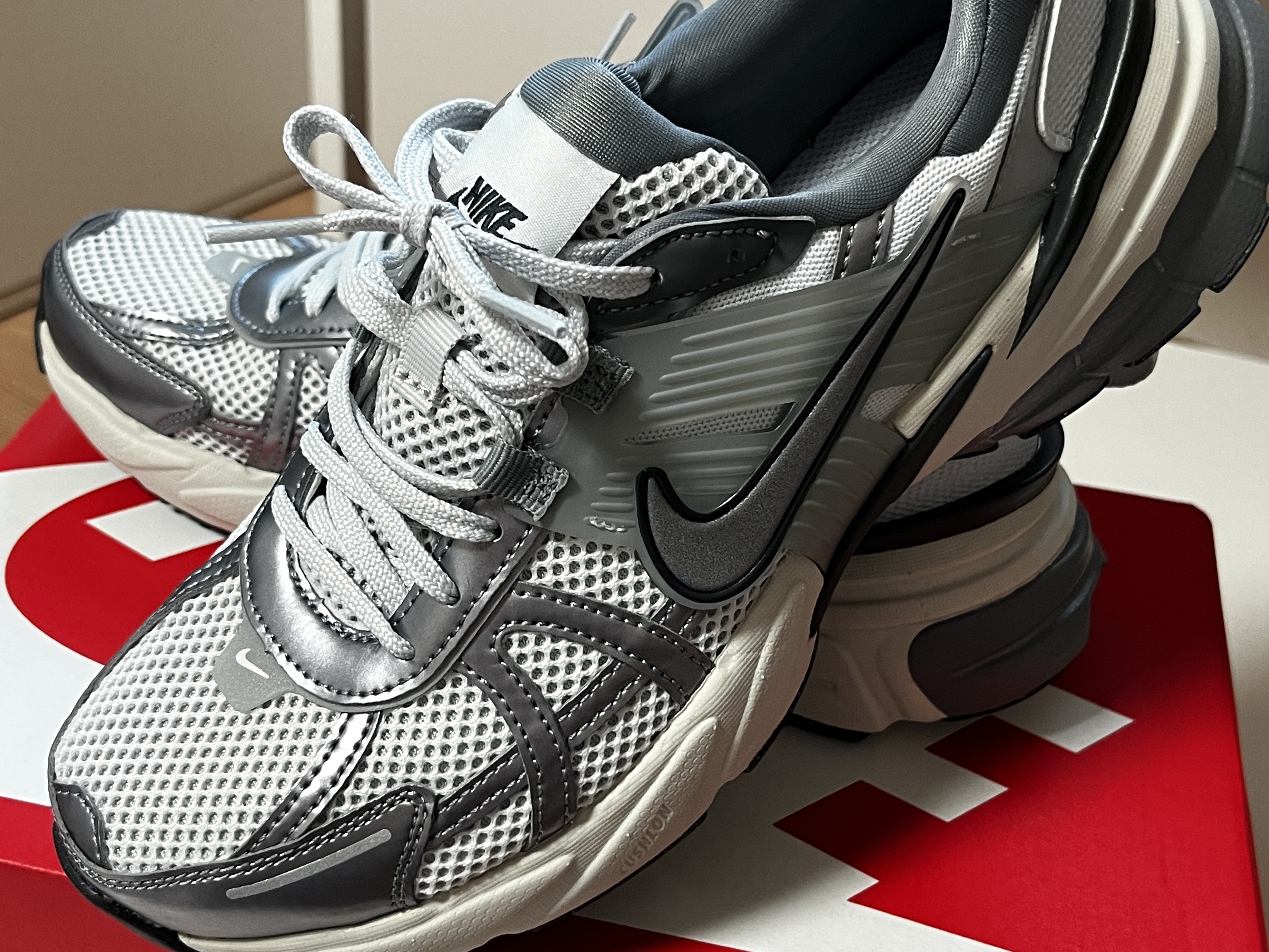 Nike V2K Run Pure Platinum Wolf Grey 착용 스타일 - 3