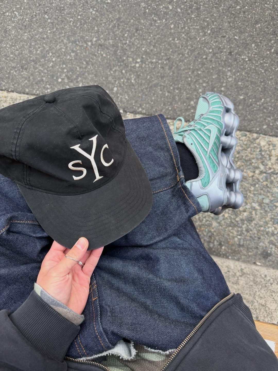 Sunday Ceremony Syc Logo 5 Panel Cotton Cap - Black 착용 스타일 - 3