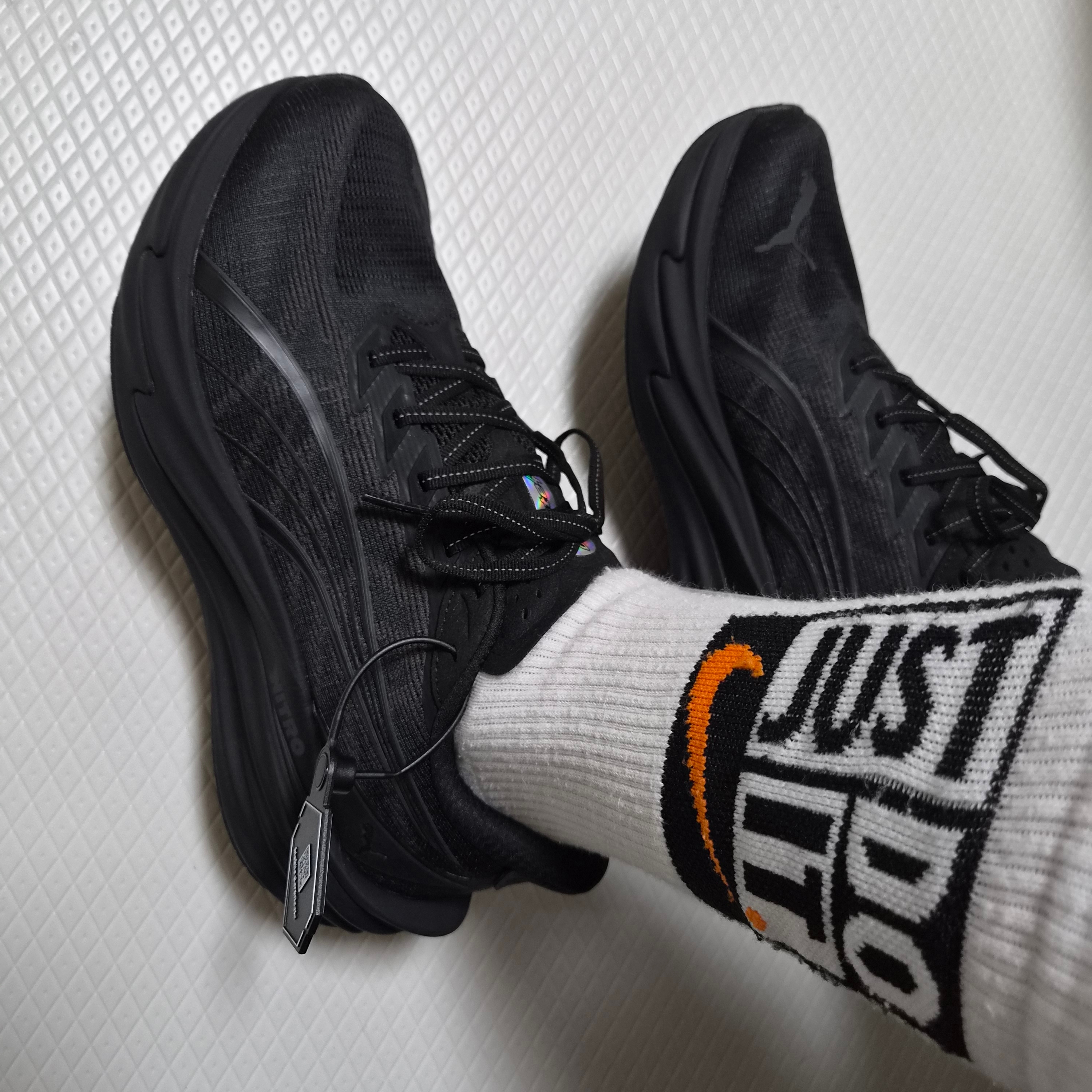 Puma Deviate Nitro 4 Wide Black Flat Dark Gray 착용 스타일 - 2